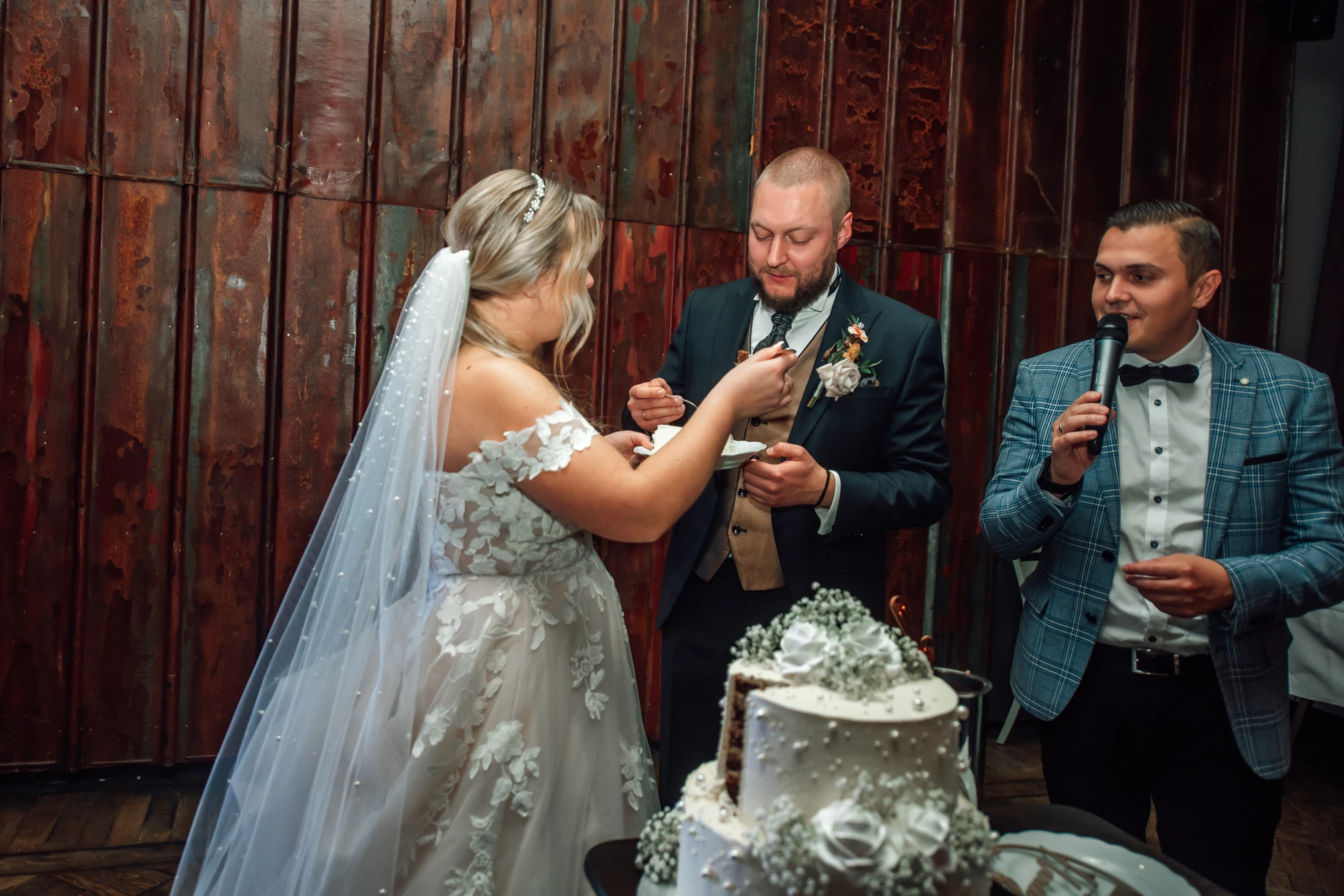 Torte wird serviert — Hochzeitsfeier Renthof Kassel, Hochzeitsreportage