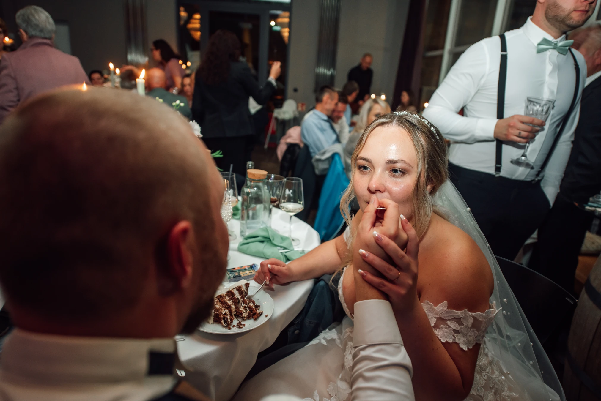 Glückliches Brautpaar nach dem Anschneiden der Hochzeitstorte — Renthof Kassel