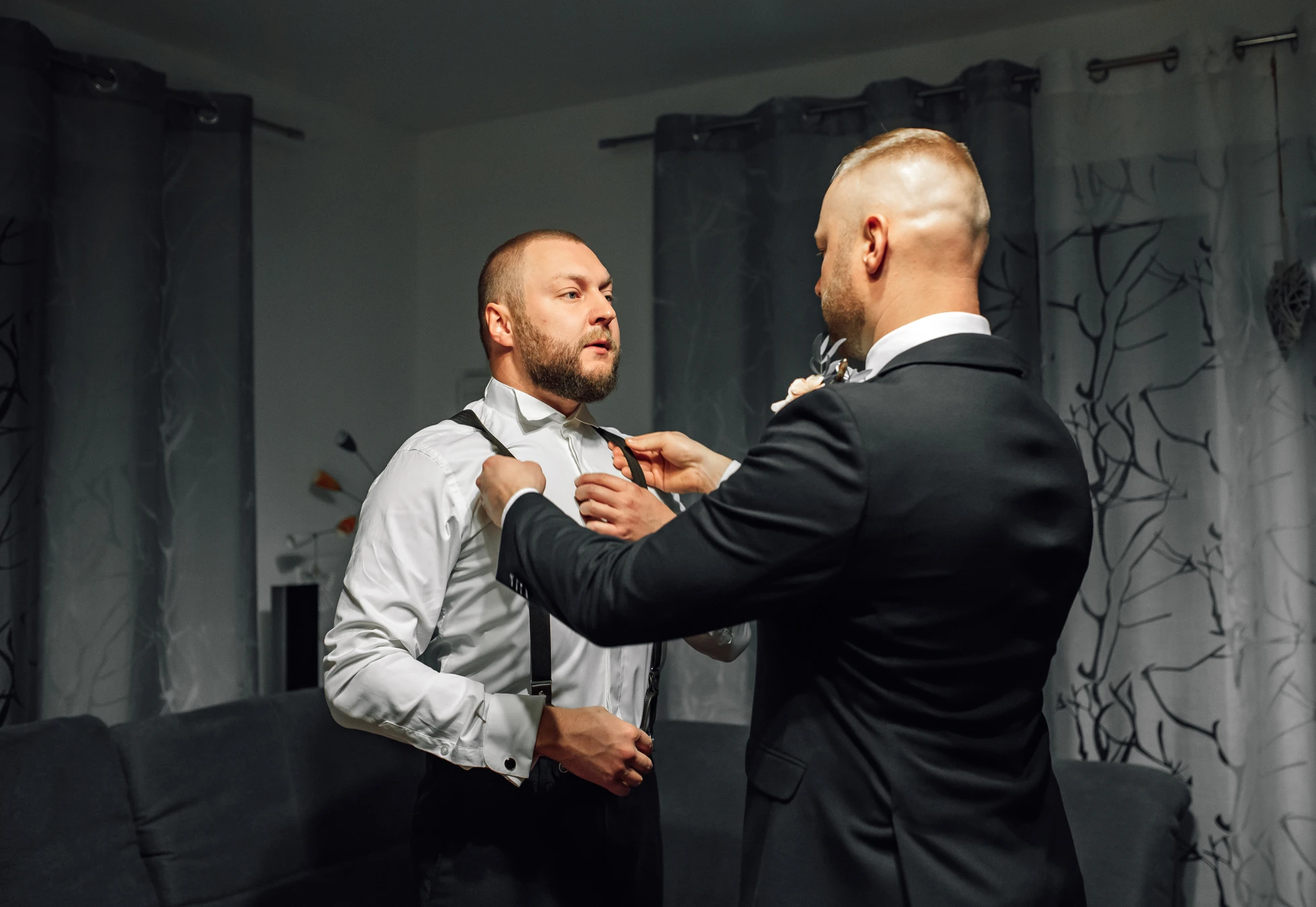 Bräutigam Getting Ready zuhause — Hochzeit im Renthof Kassel, Bräutigamvorbereitung Kassel