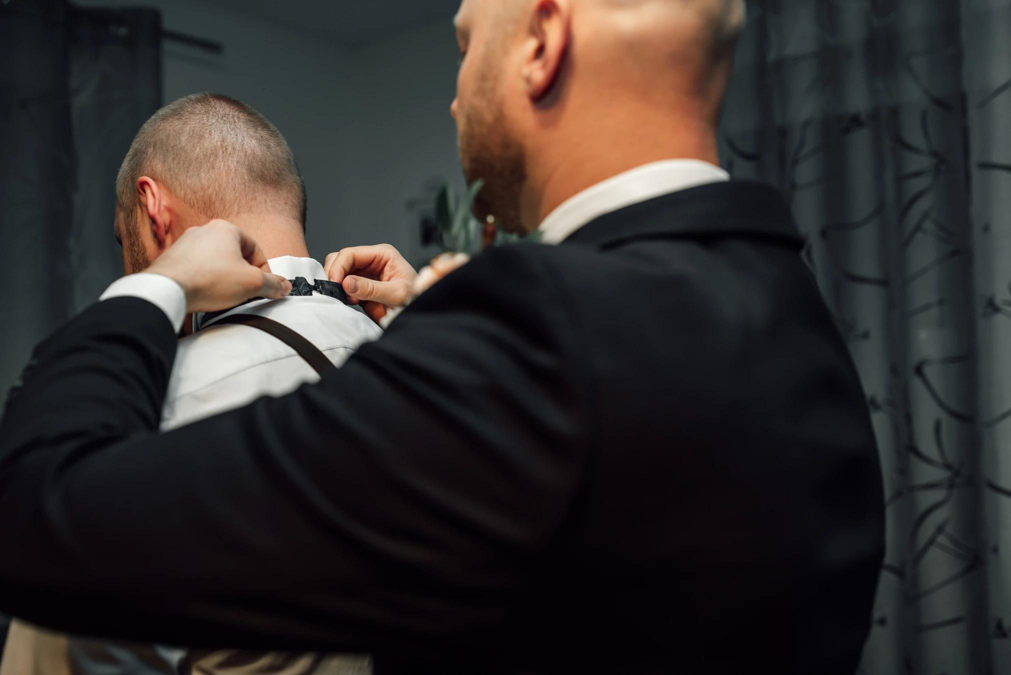 Bräutigam bindet Krawatte — Hochzeitsdetail Getting Ready Kassel
