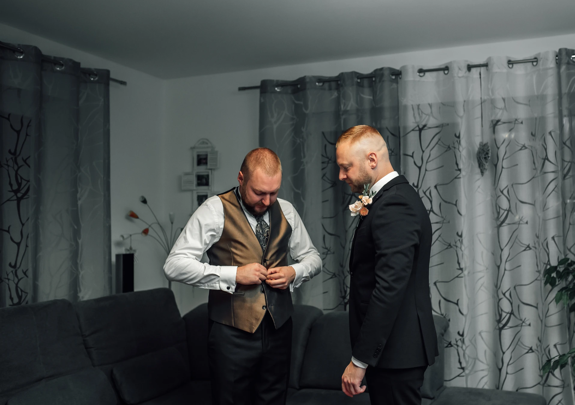 Bräutigam Getting Ready — stiller Morgen vor der Hochzeit im Renthof