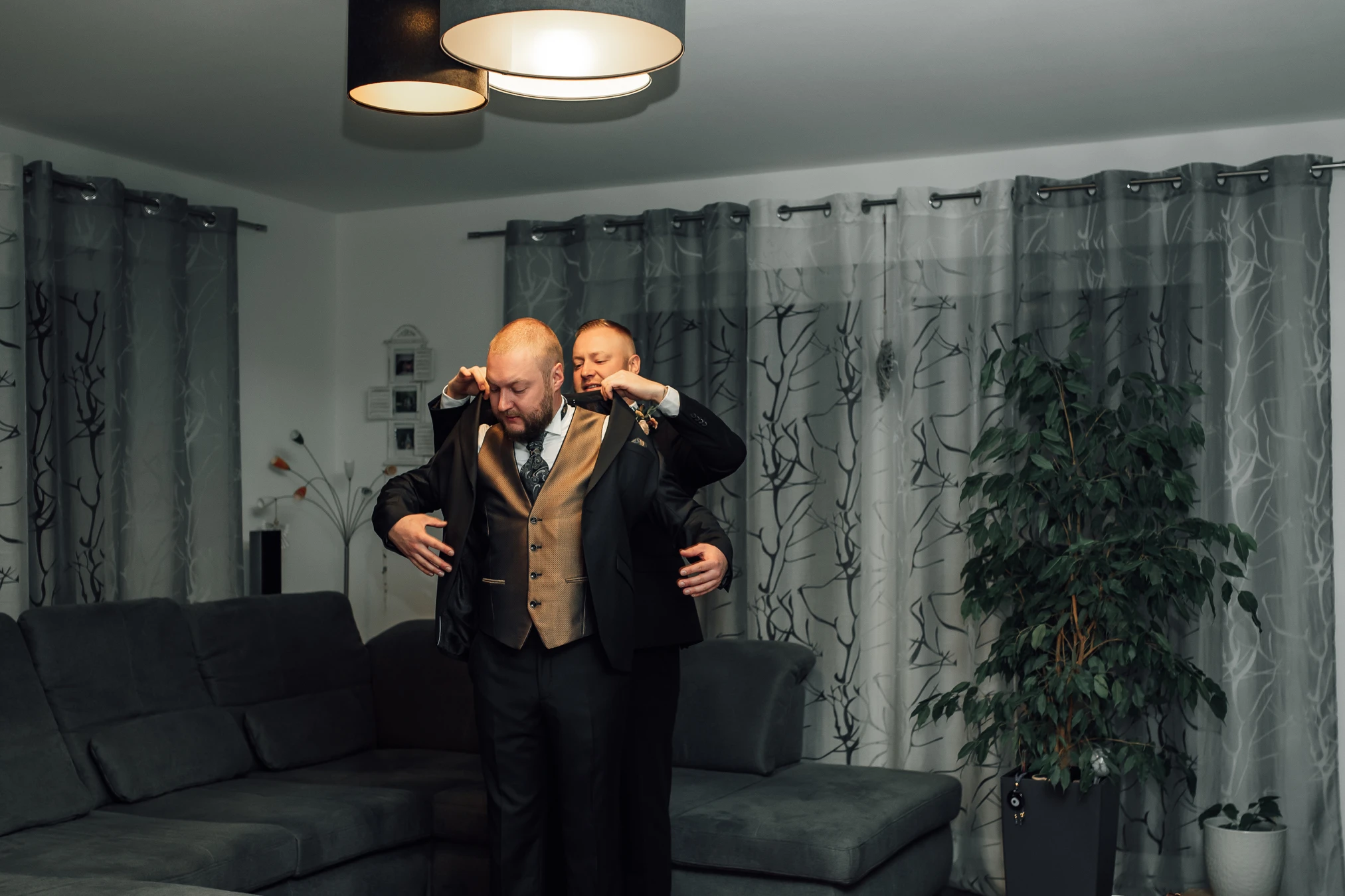 Bräutigam im Anzug — letzter Blick in den Spiegel, Hochzeit Kassel