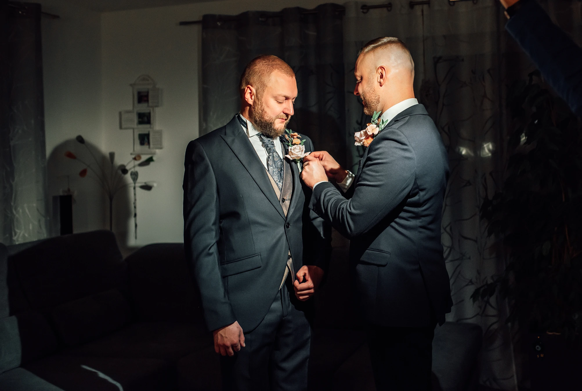 Bräutigam bereit — emotionaler Moment vor der Trauung, Hochzeitsfotografin Kassel