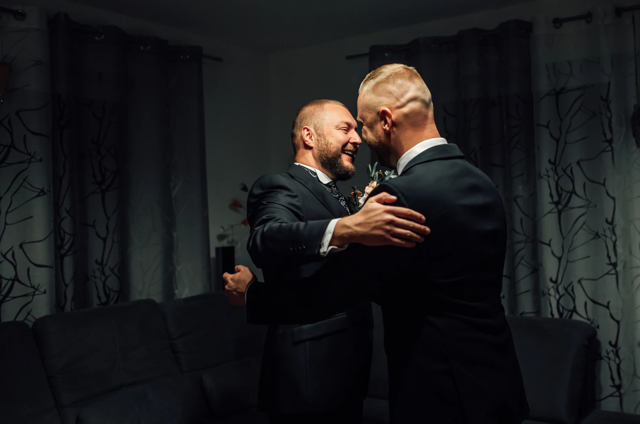 Vorfreude vor der Trauung — Bräutigam Portrait, Hochzeitsfotografie Kassel