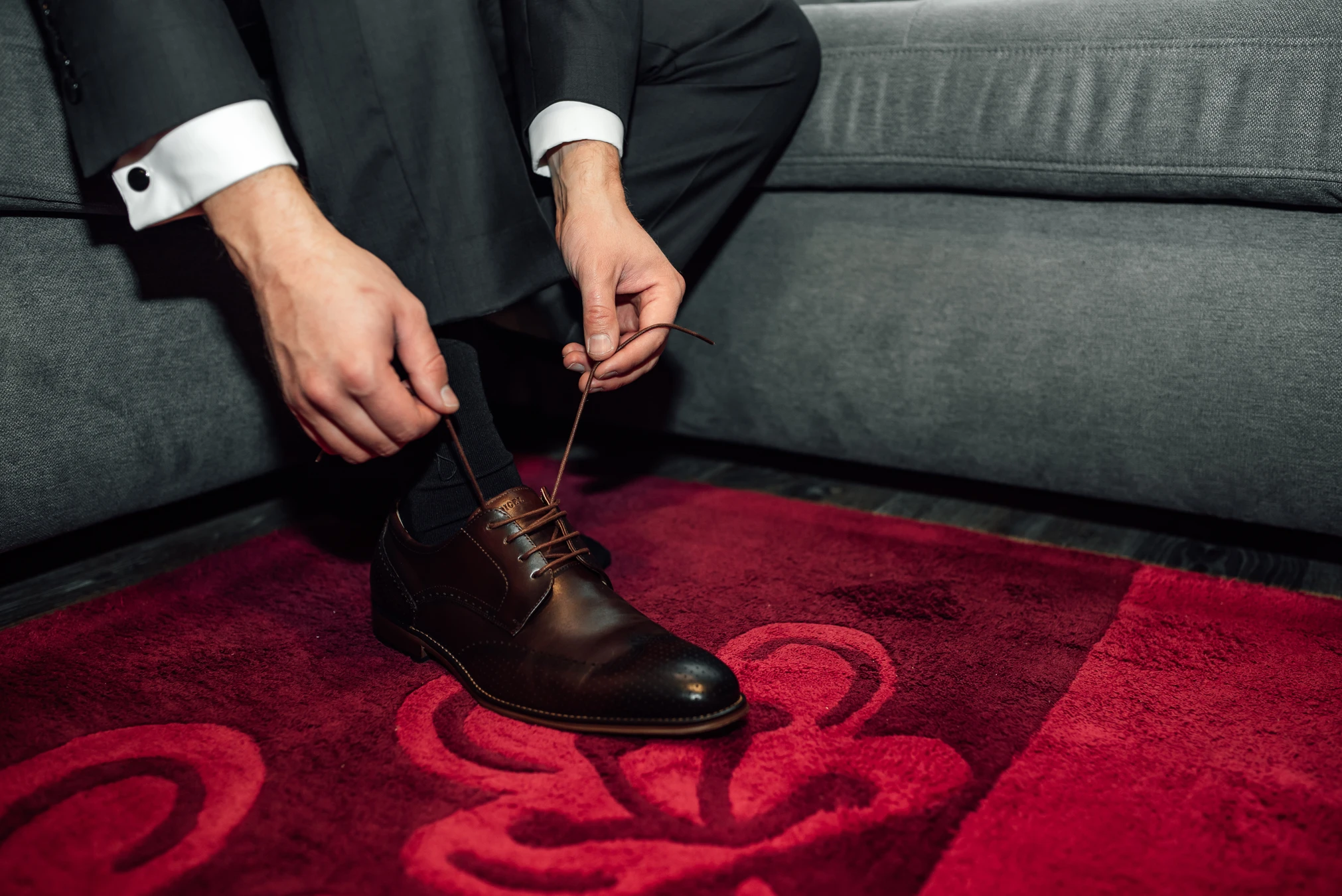 Bräutigam im Spiegel — letzter Moment vor dem Aufbruch zur Trauung