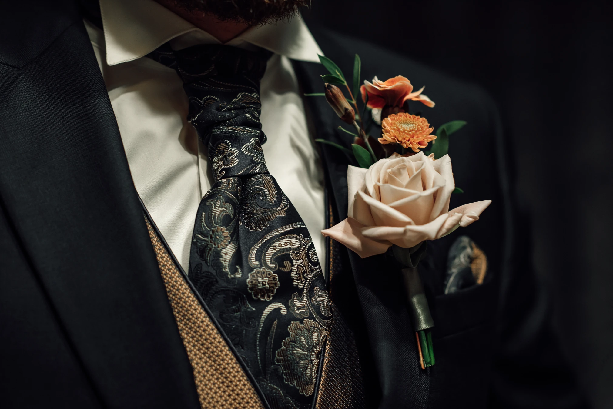 Bräutigam bereit — Aufbruch zur standesamtlichen Trauung in Fritzlar