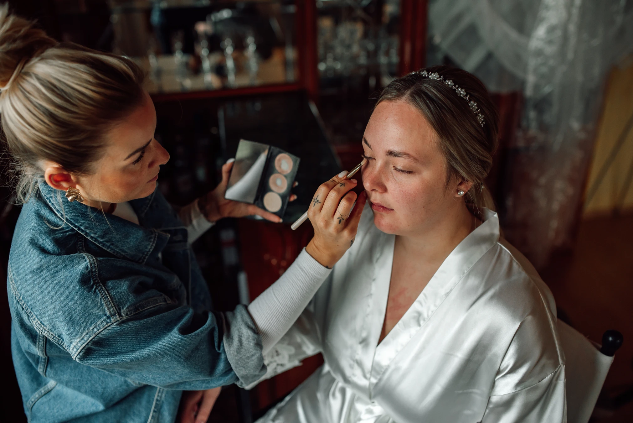 Braut im Spiegel — emotionaler Moment der Vorbereitung, Hochzeitsfotografin Kassel