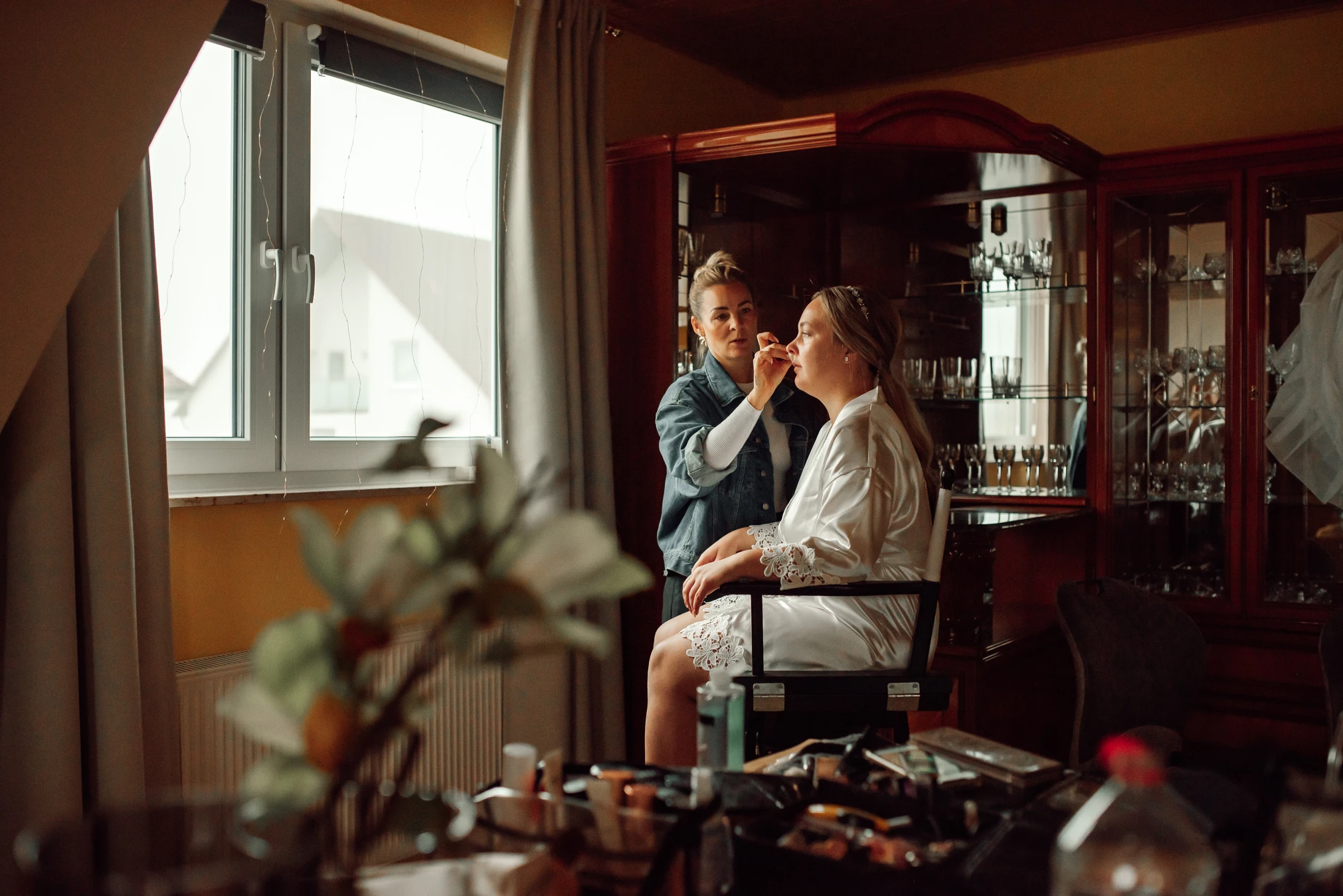 Lachen unter Freundinnen — Brautvorbereitung Hochzeit Kassel Renthof