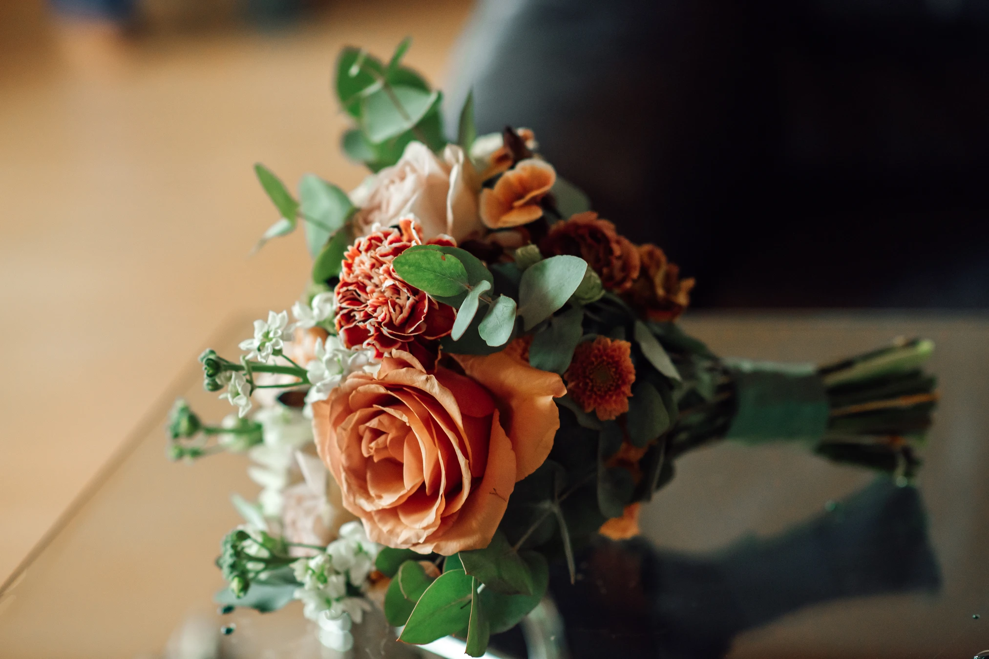 Braut beim Ankleiden — Hochzeitskleid wird befestigt, Kassel