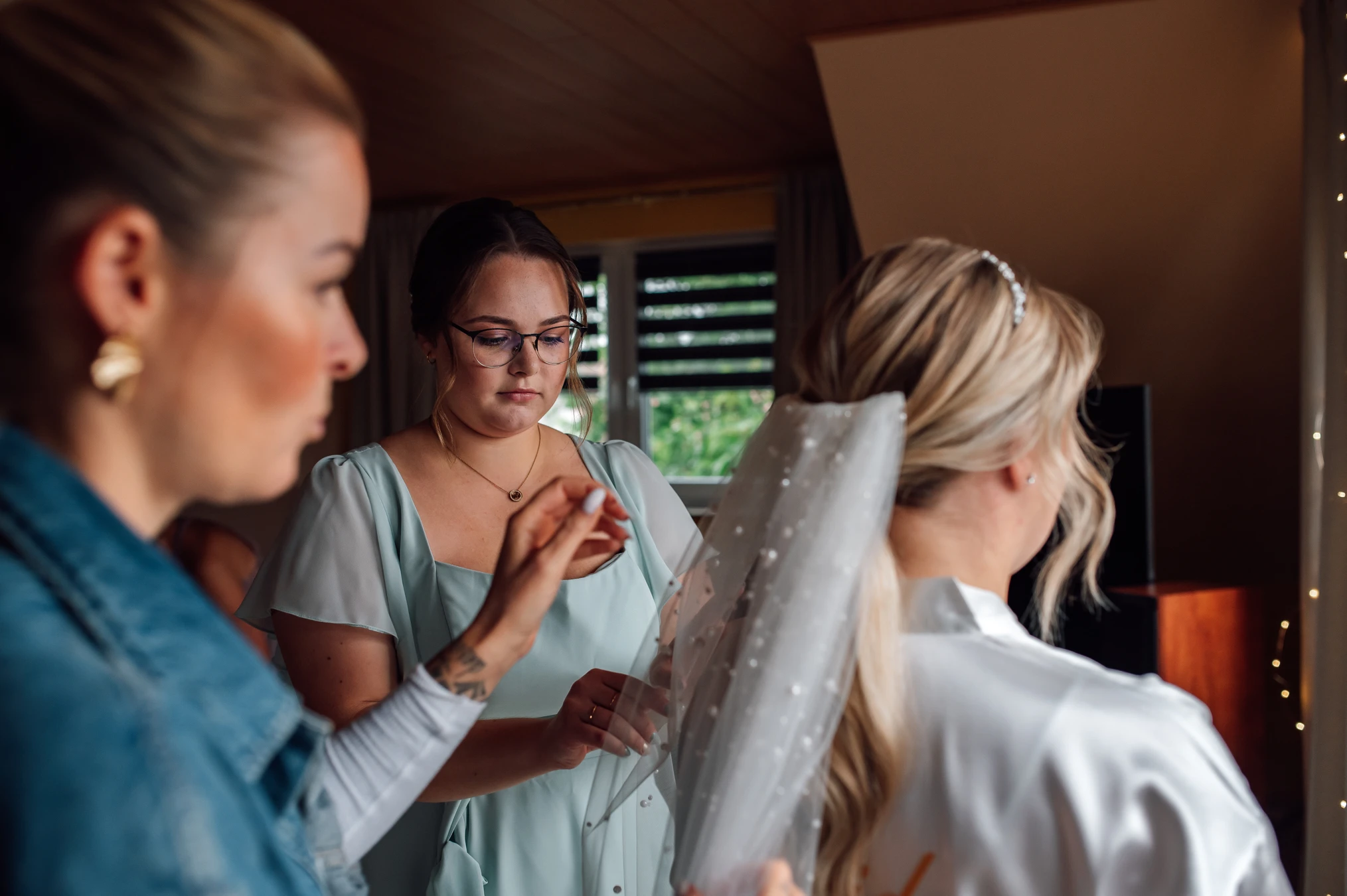 Braut lacht mit Trauzeugin — Hochzeitsreportage Kassel