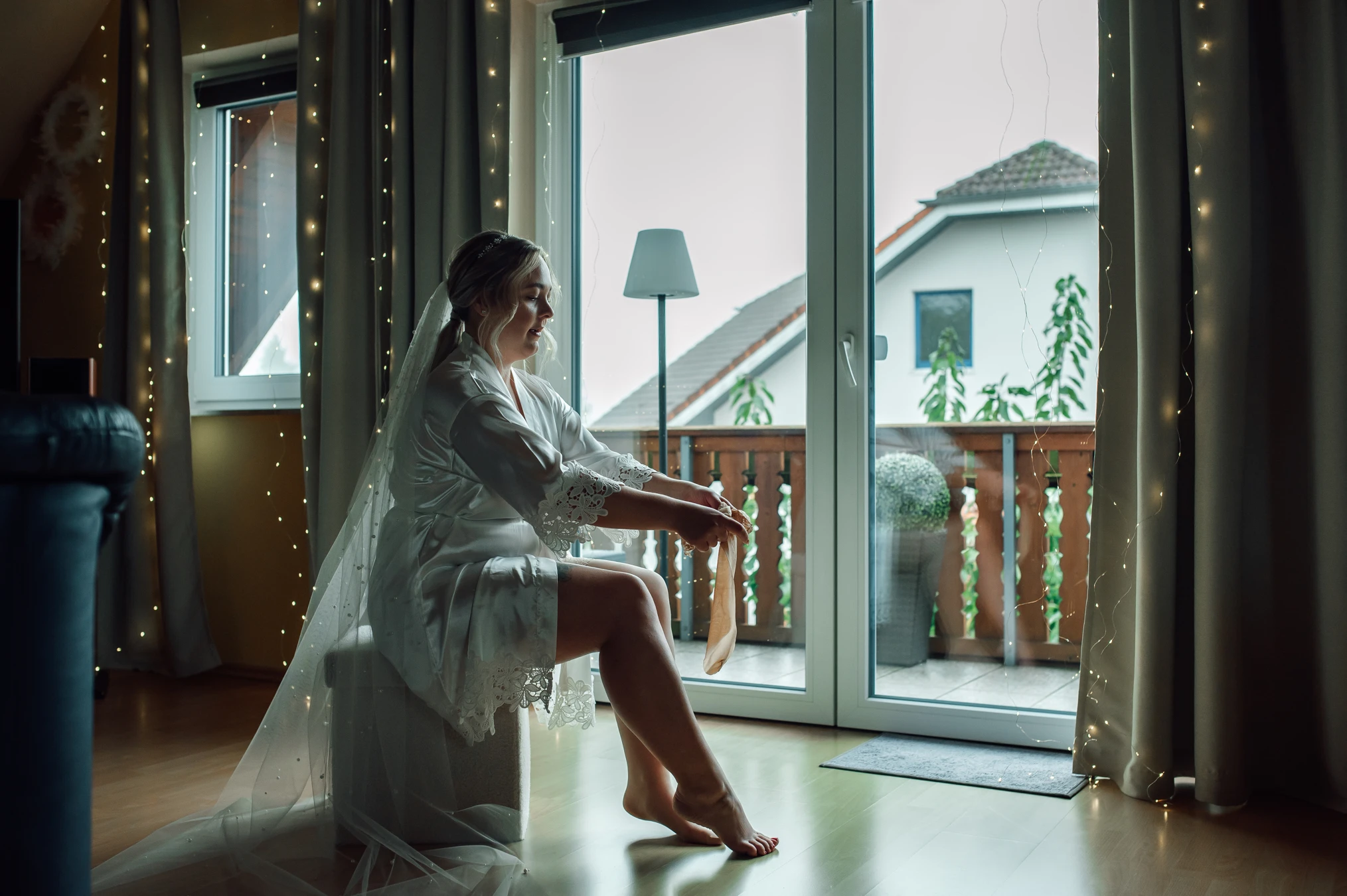 Braut fertig angekleidet — letzter Moment vor der Trauung