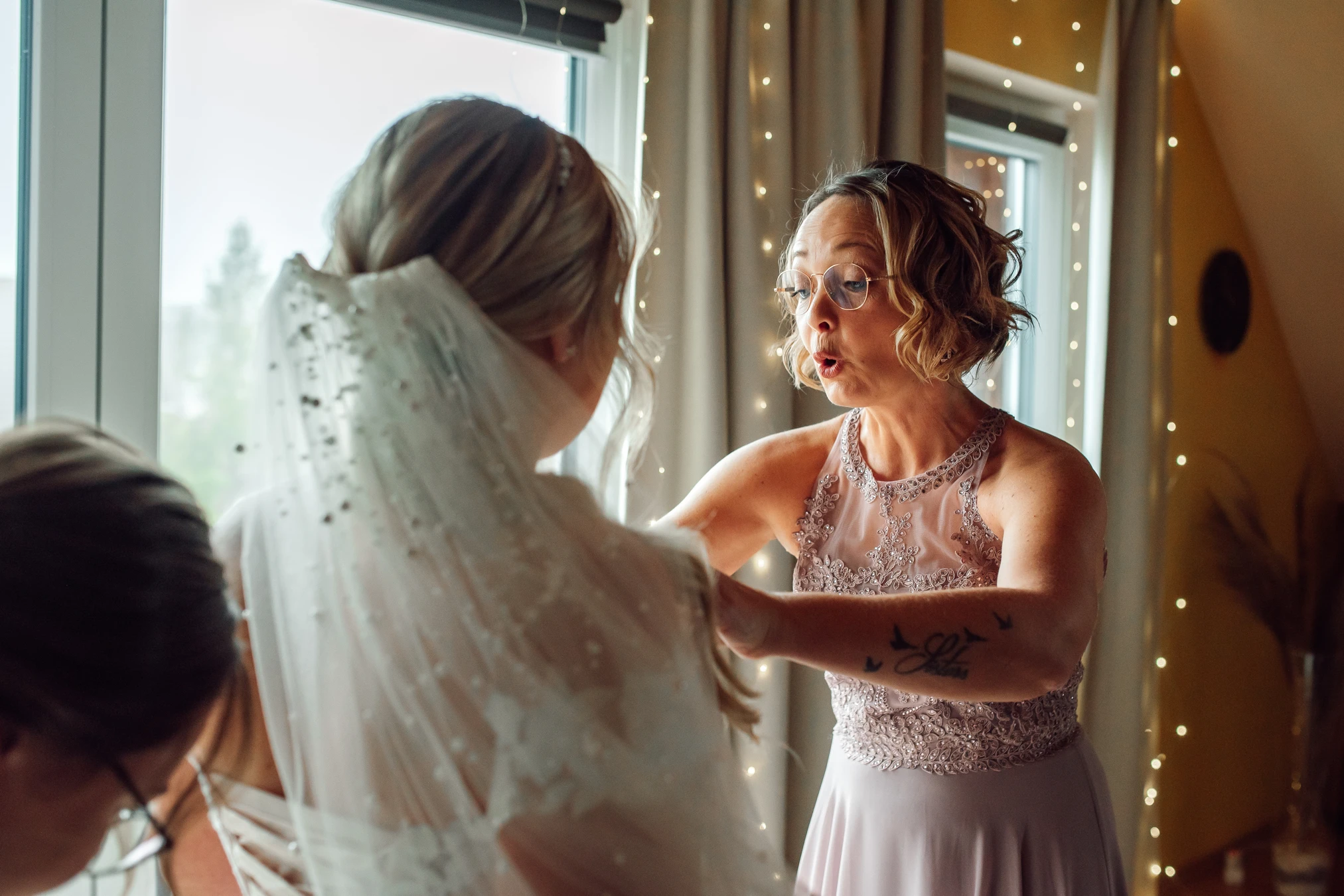 Braut und Trauzeugin — innige Umarmung vor dem Aufbruch, Renthof Kassel