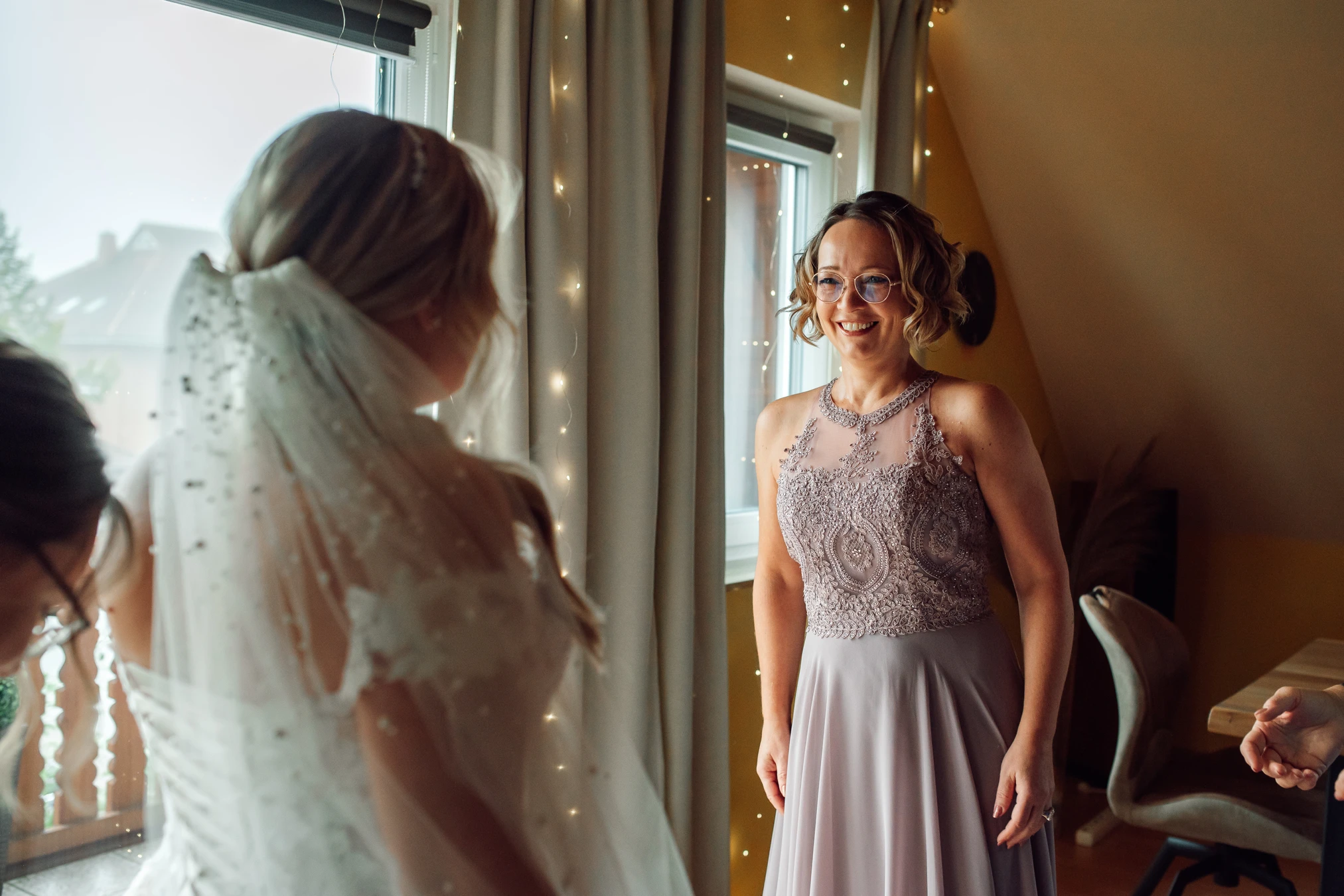 Braut bereit — Aufbruch zur standesamtlichen Trauung in Fritzlar