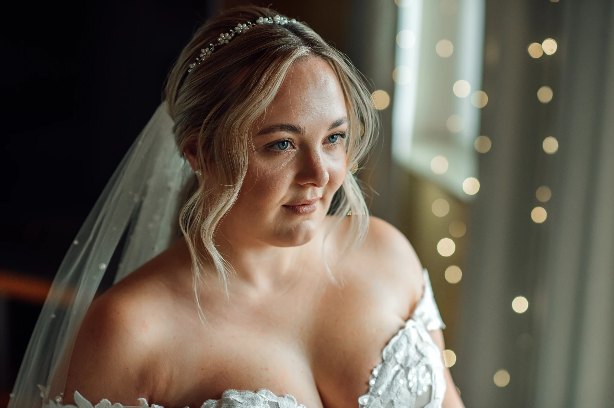 Braut mit Brautstrauß — Vorfreude auf die Trauung in Fritzlar