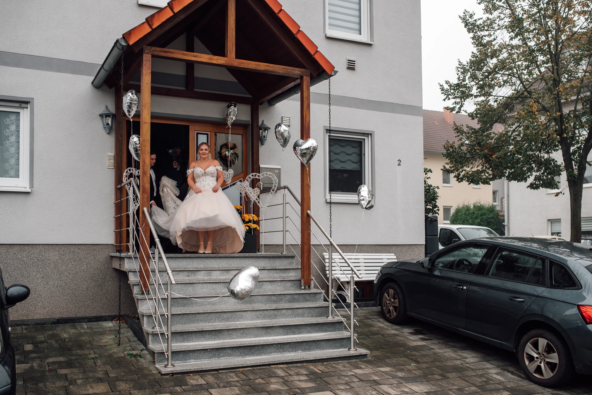 Braut und Begleitung — auf dem Weg zur Trauung in Fritzlar