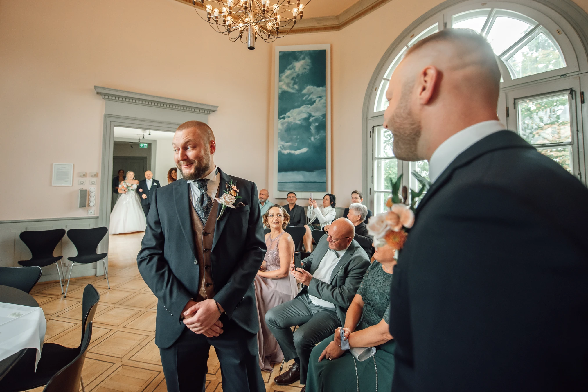 Gäste versammeln sich zur Trauung — Standesamt Fritzlar, Nordhessen