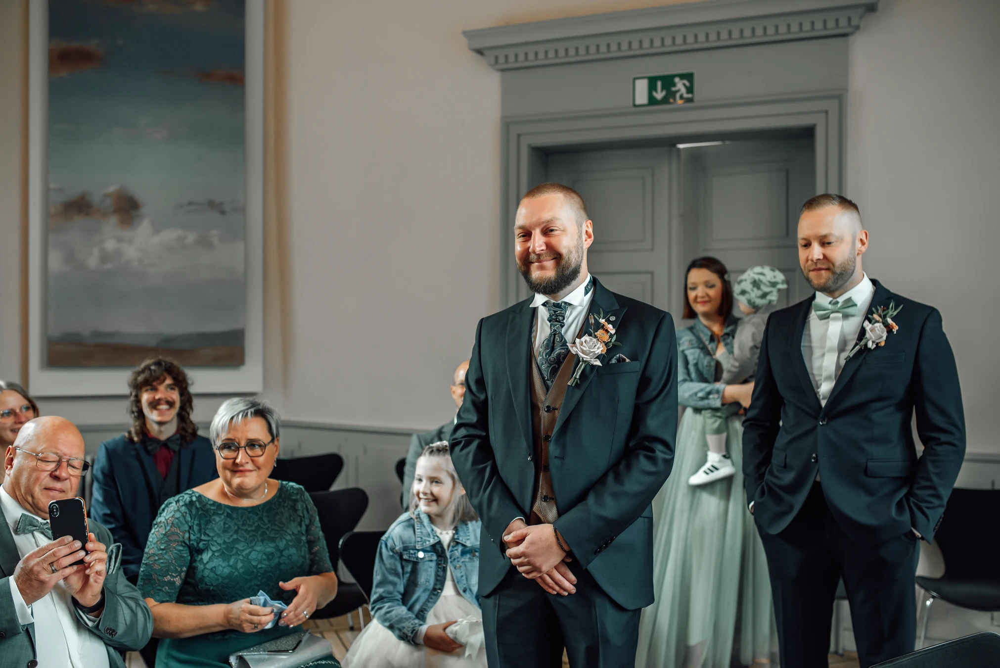 Erster Kuss als Ehepaar — standesamtliche Trauung Fritzlar, Hochzeitsfotografin Kassel