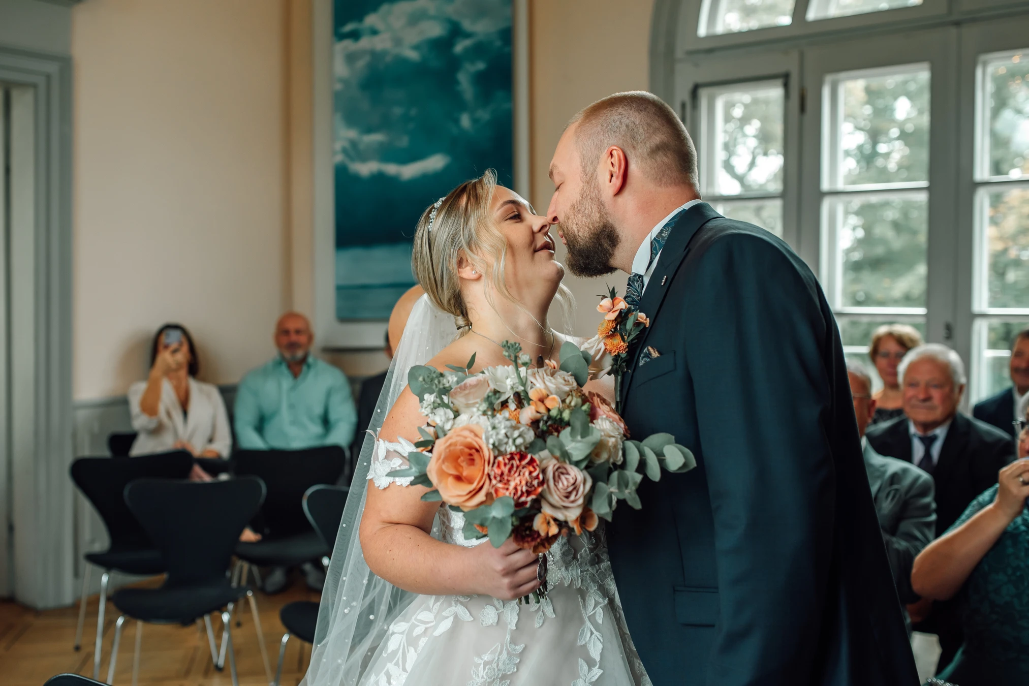 Emotionaler Kuss des Brautpaares — Trauung Fritzlar nahe Kassel