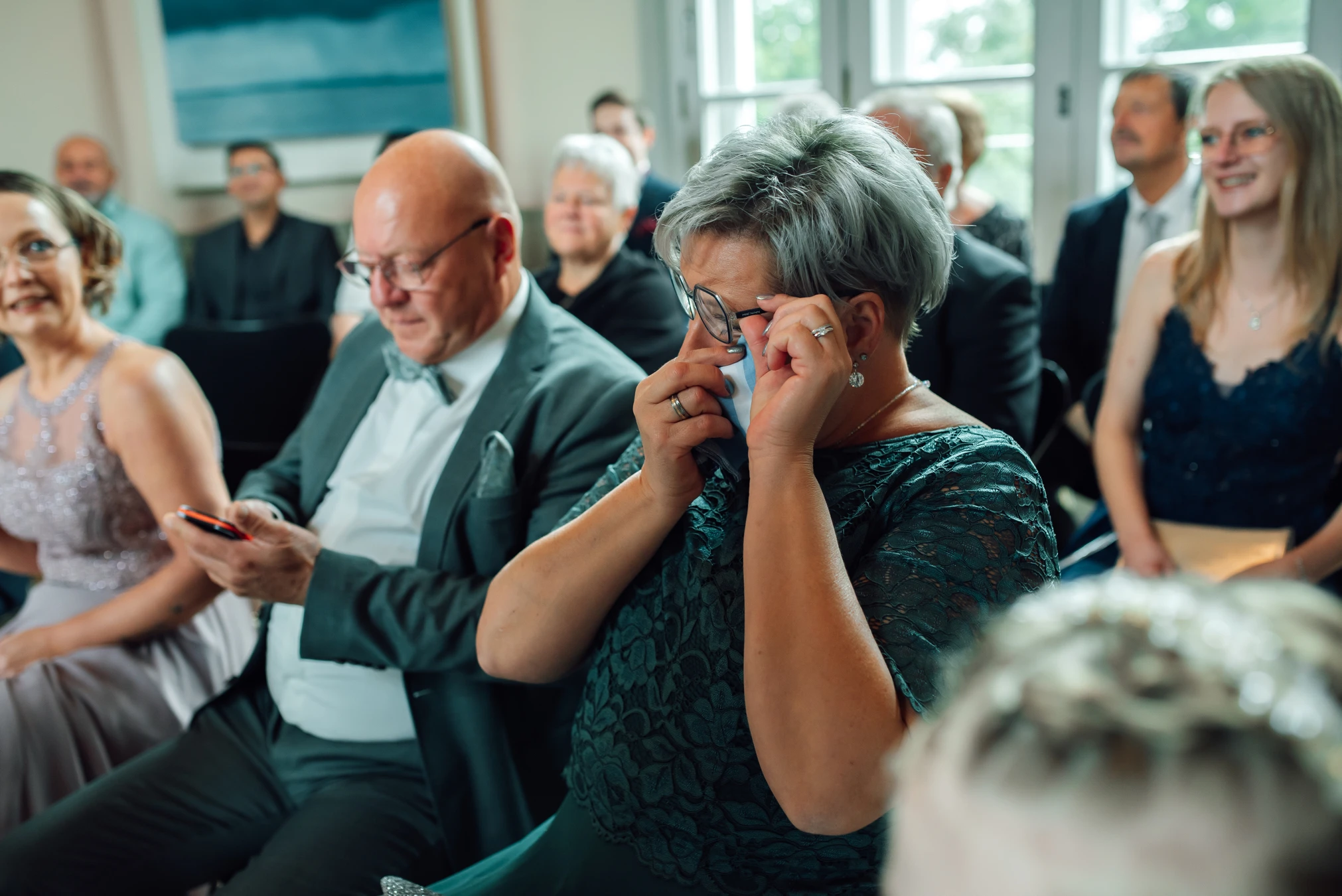 Hochzeitsgäste applaudieren — standesamtliche Trauung Fritzlar