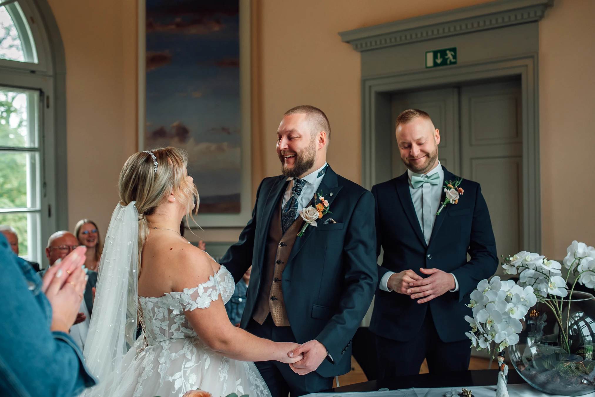 Brautpaar verlässt das Standesamt Fritzlar — Hochzeitsreportage Natalia Tschischik