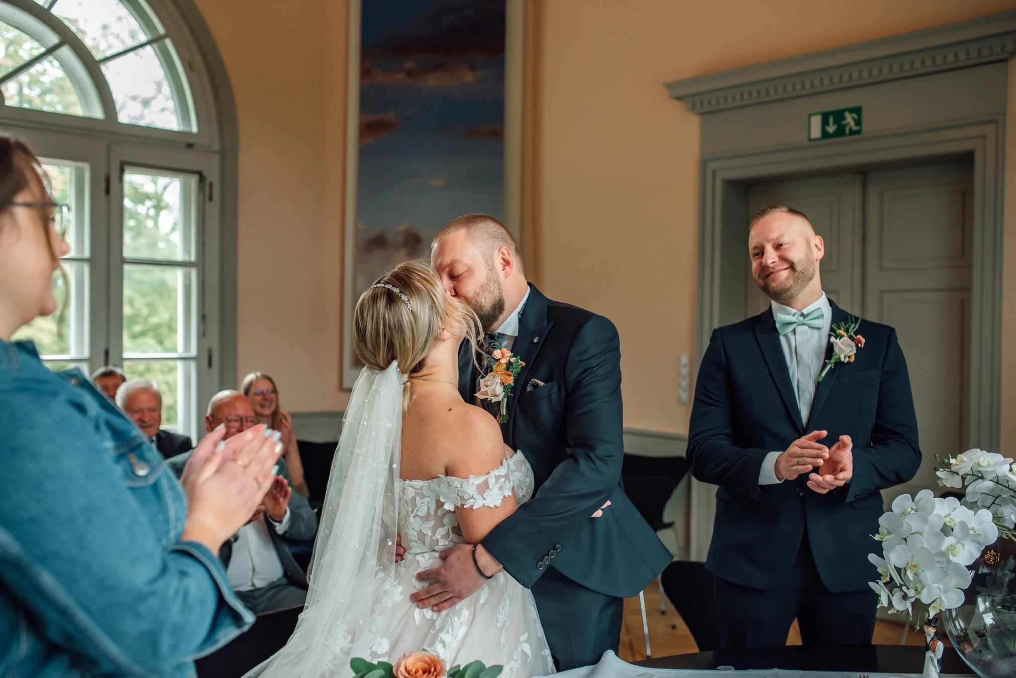 Brautpaar vor historischer Kulisse in Fritzlar — Hochzeitsfotografie Kassel