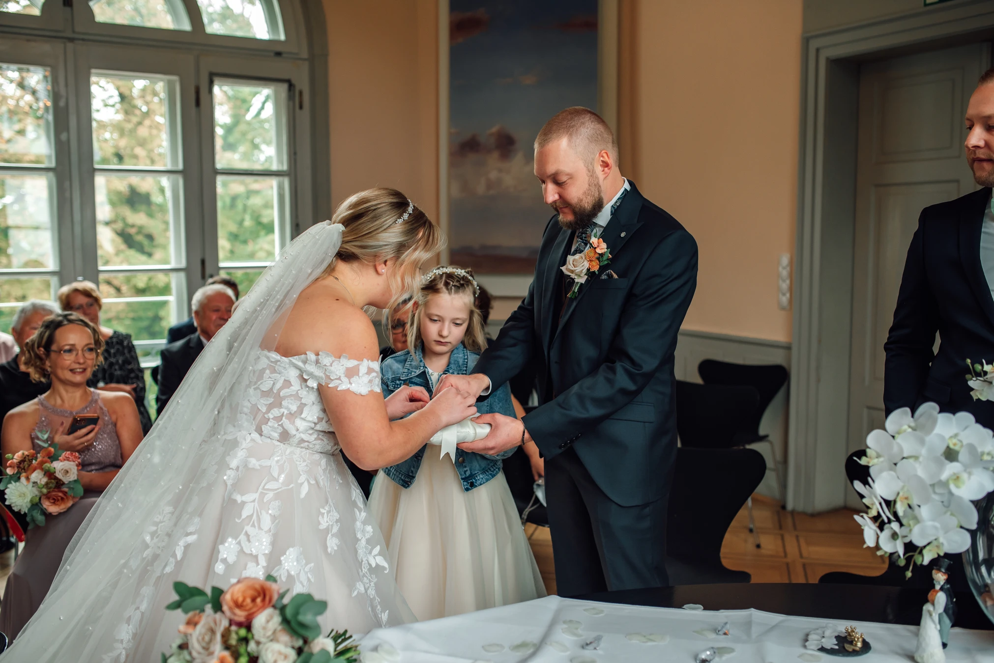 Glückliches Brautpaar nach der Trauung — Fritzlar, Nordhessen