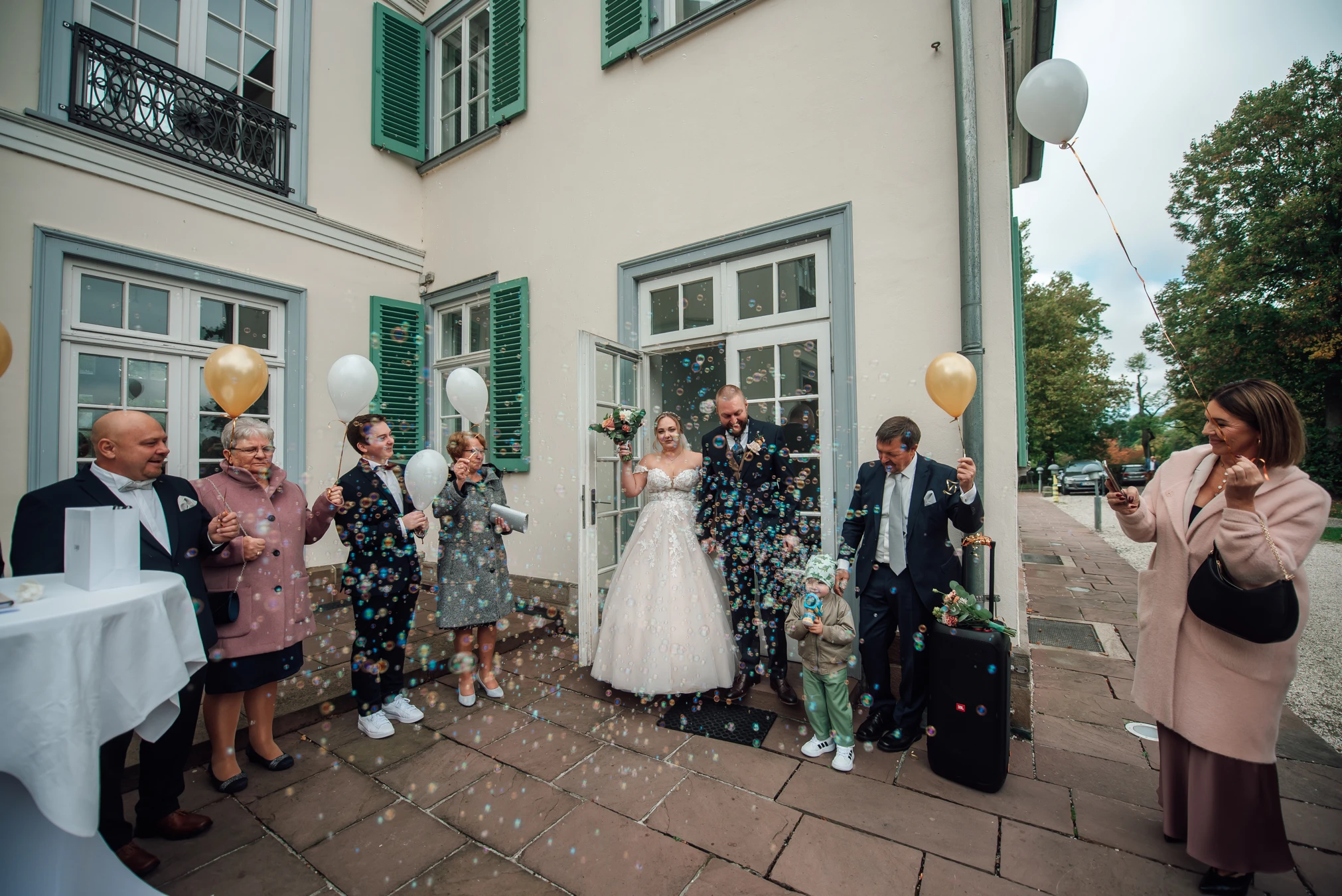 Letzter Blick auf Fritzlar — Brautpaar verabschiedet sich, weiter zum Renthof Kassel