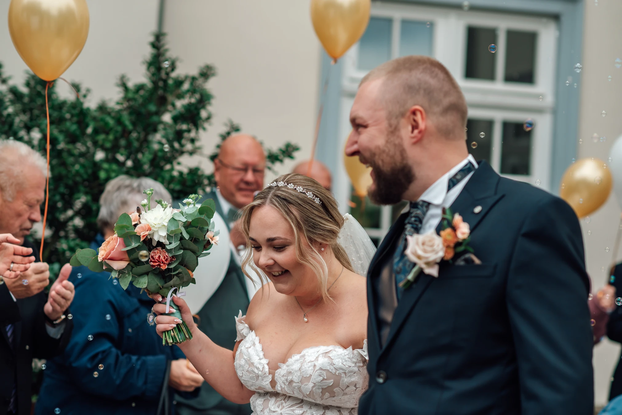 Sektempfang nach der Trauung — Gratulationen und Umarmungen, Hochzeit Kassel