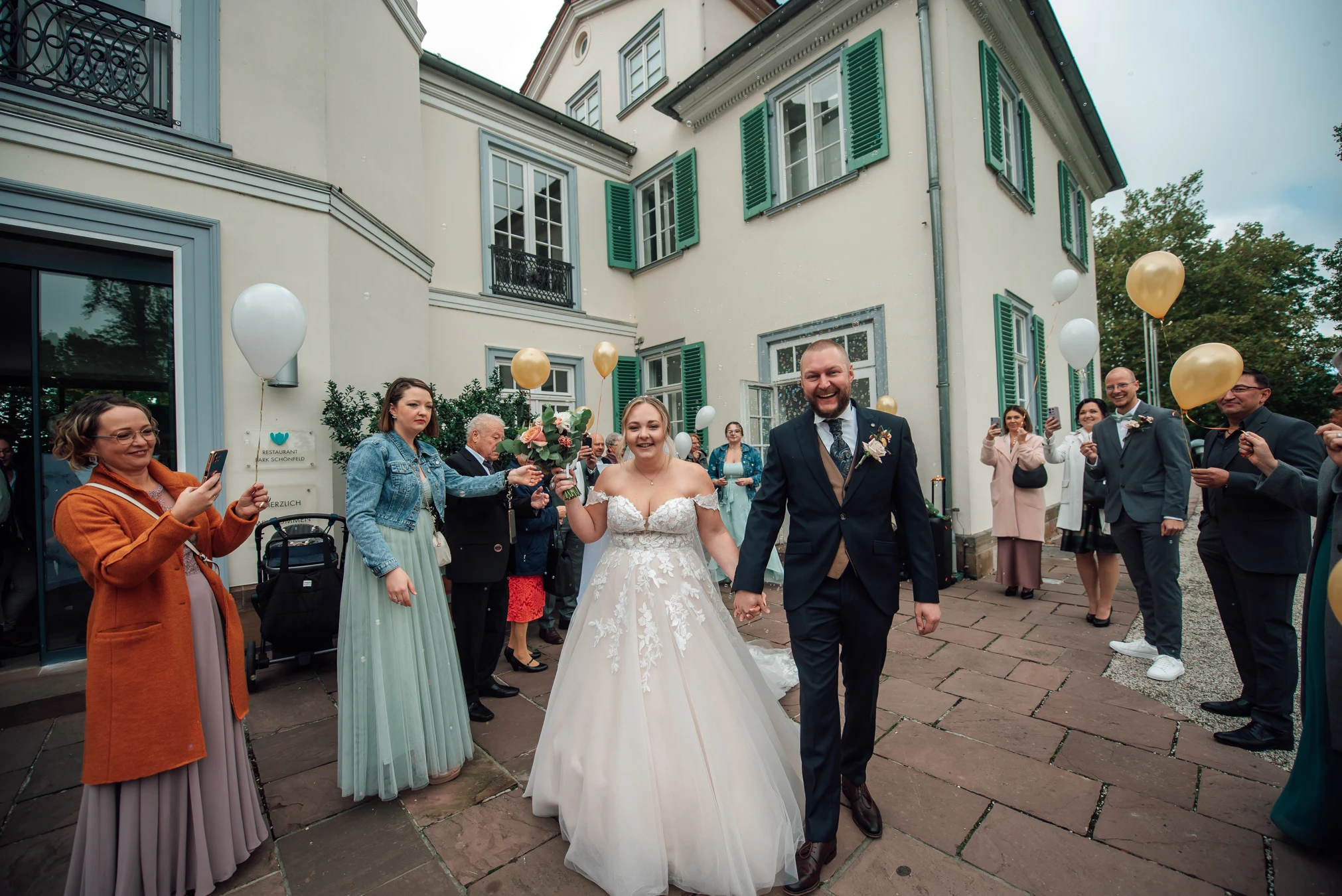 Hochzeitsgäste stoßen an — Sektempfang nach standesamtlicher Trauung in Fritzlar