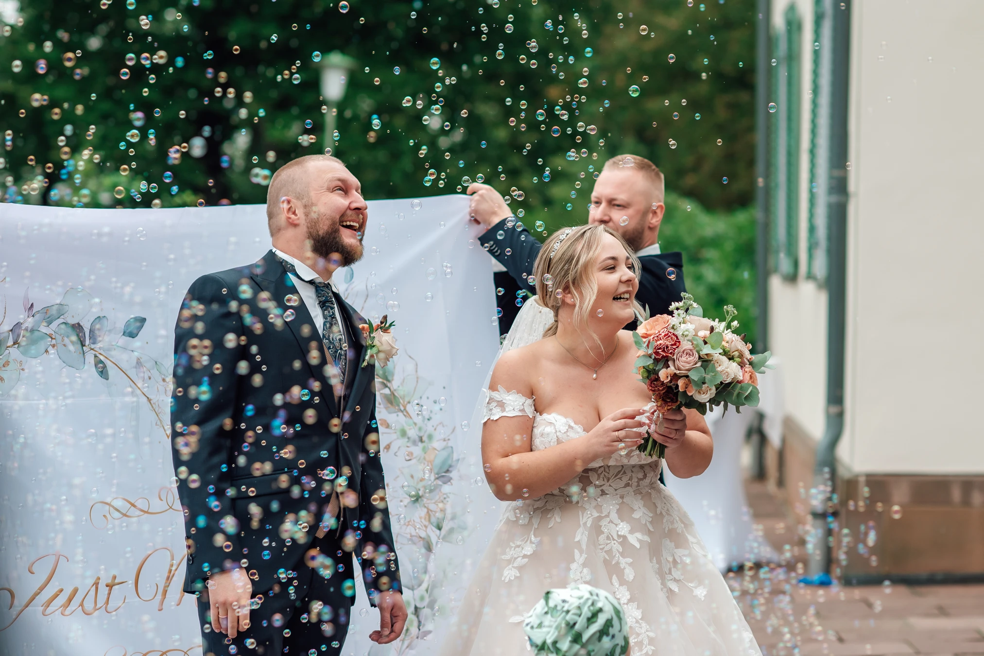 Brautpaar beim Sektempfang — Hochzeitsreportage Renthof Kassel