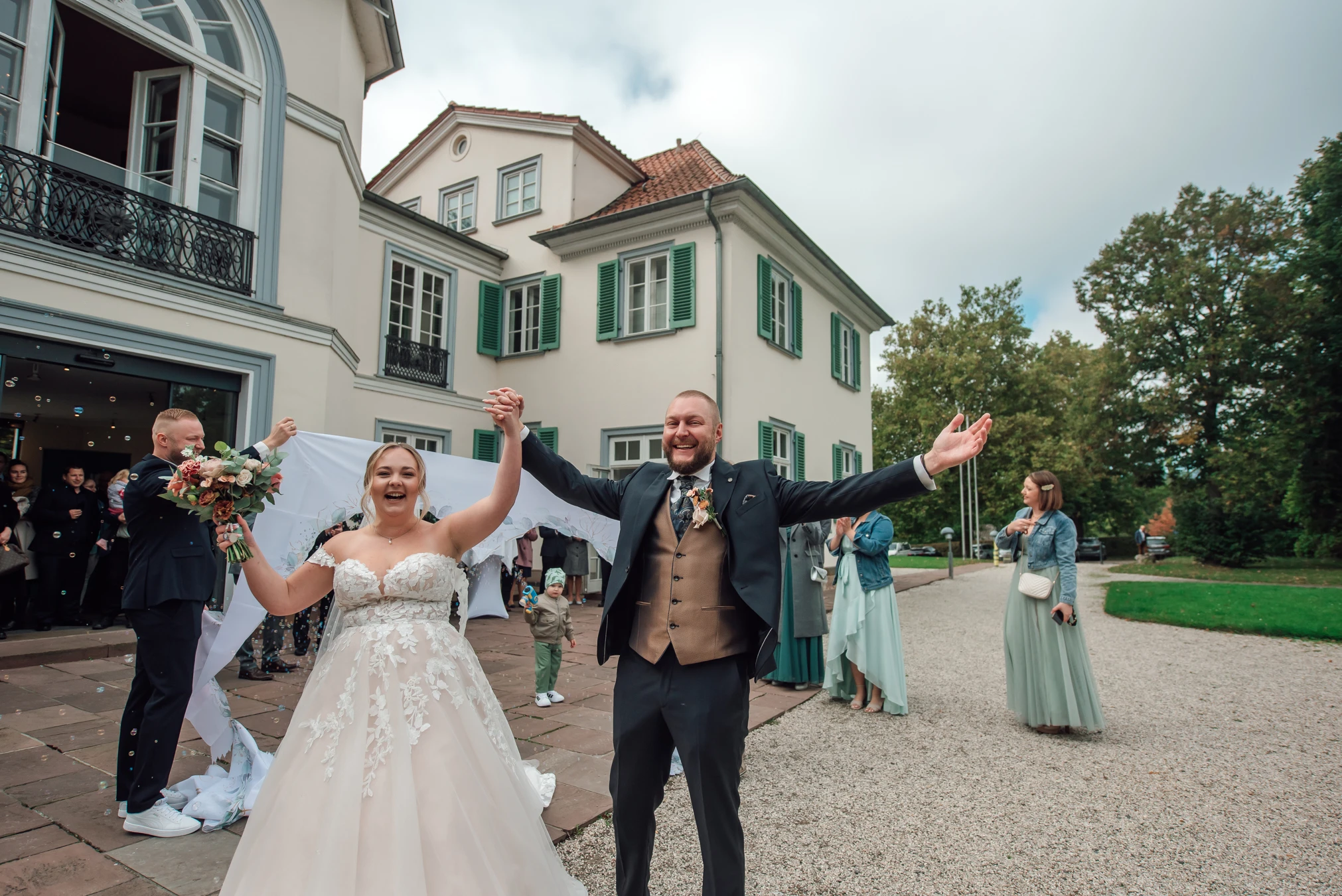 Brautpaar beim Sektempfang — glückliche Momente, Hochzeit Renthof Kassel