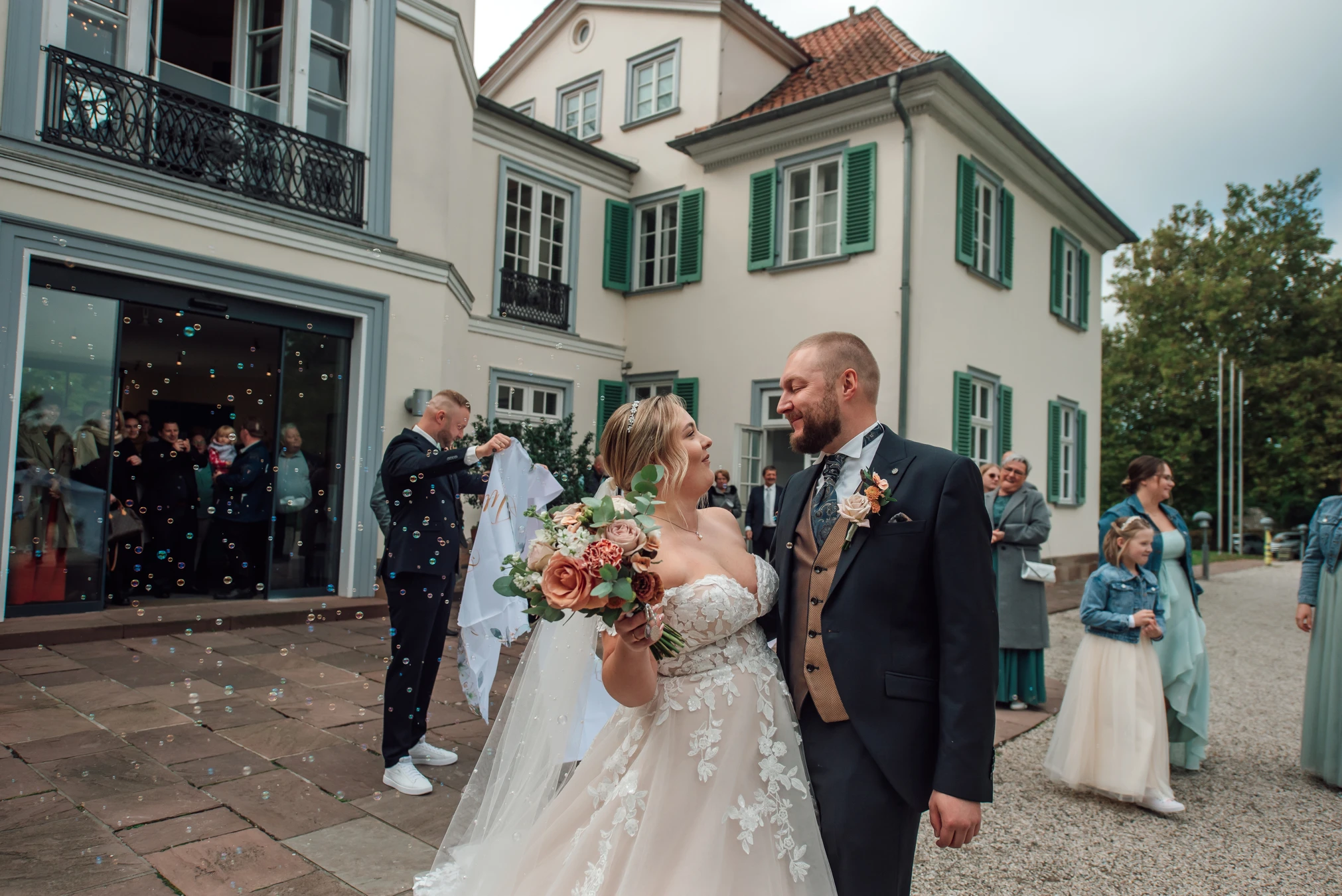 Stille Zweisamkeit inmitten der Feier — Hochzeit Kassel
