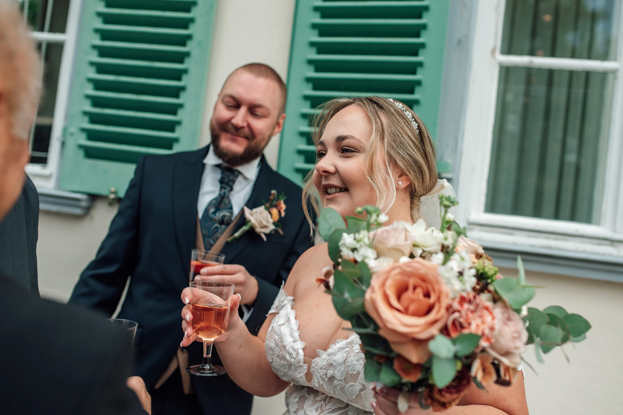 Gäste im Gespräch — Sektempfang Hochzeit Renthof Kassel