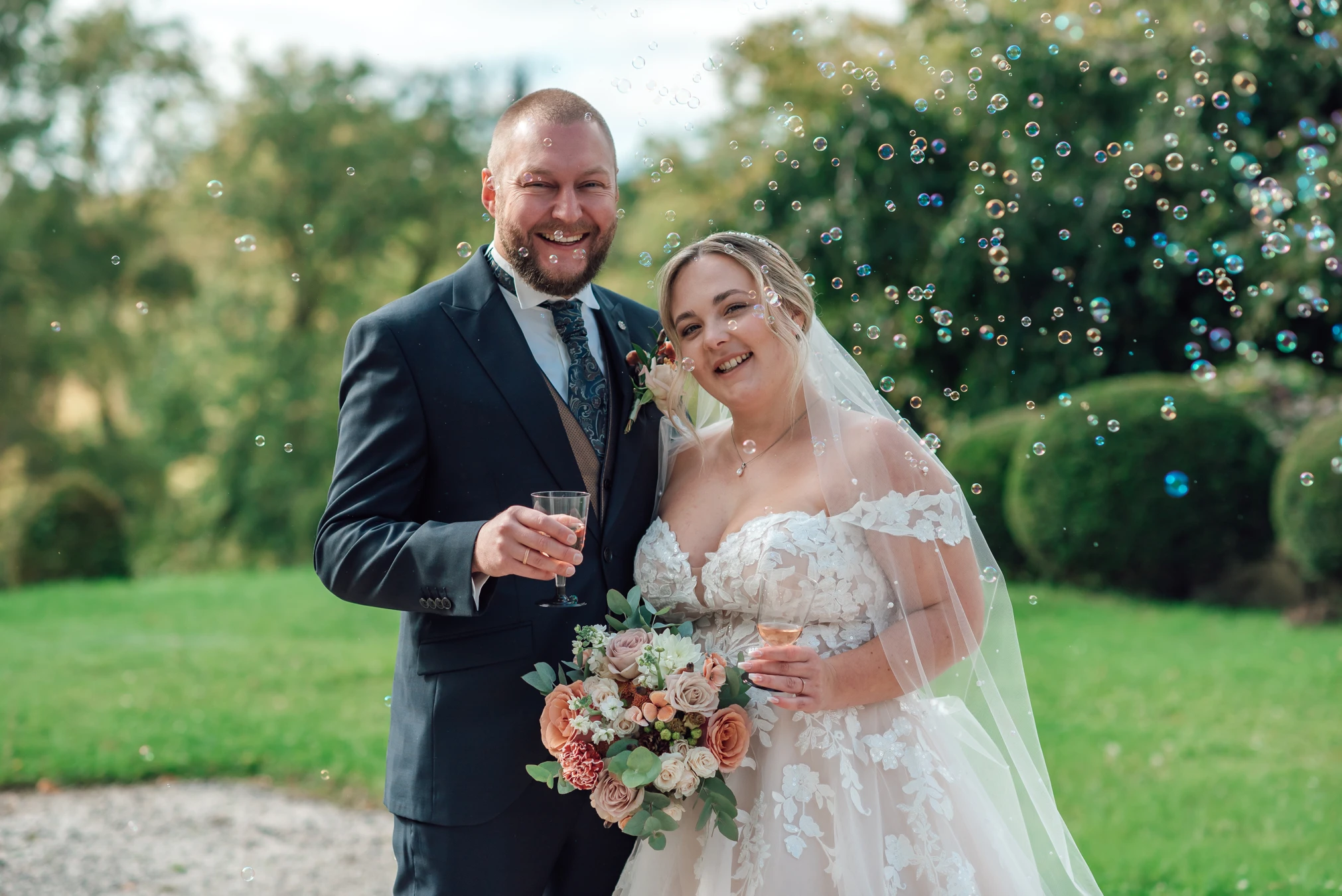 Letzter Augenblick des Sektempfangs — Aufbruch zur Blumeninsel Siebenbergen