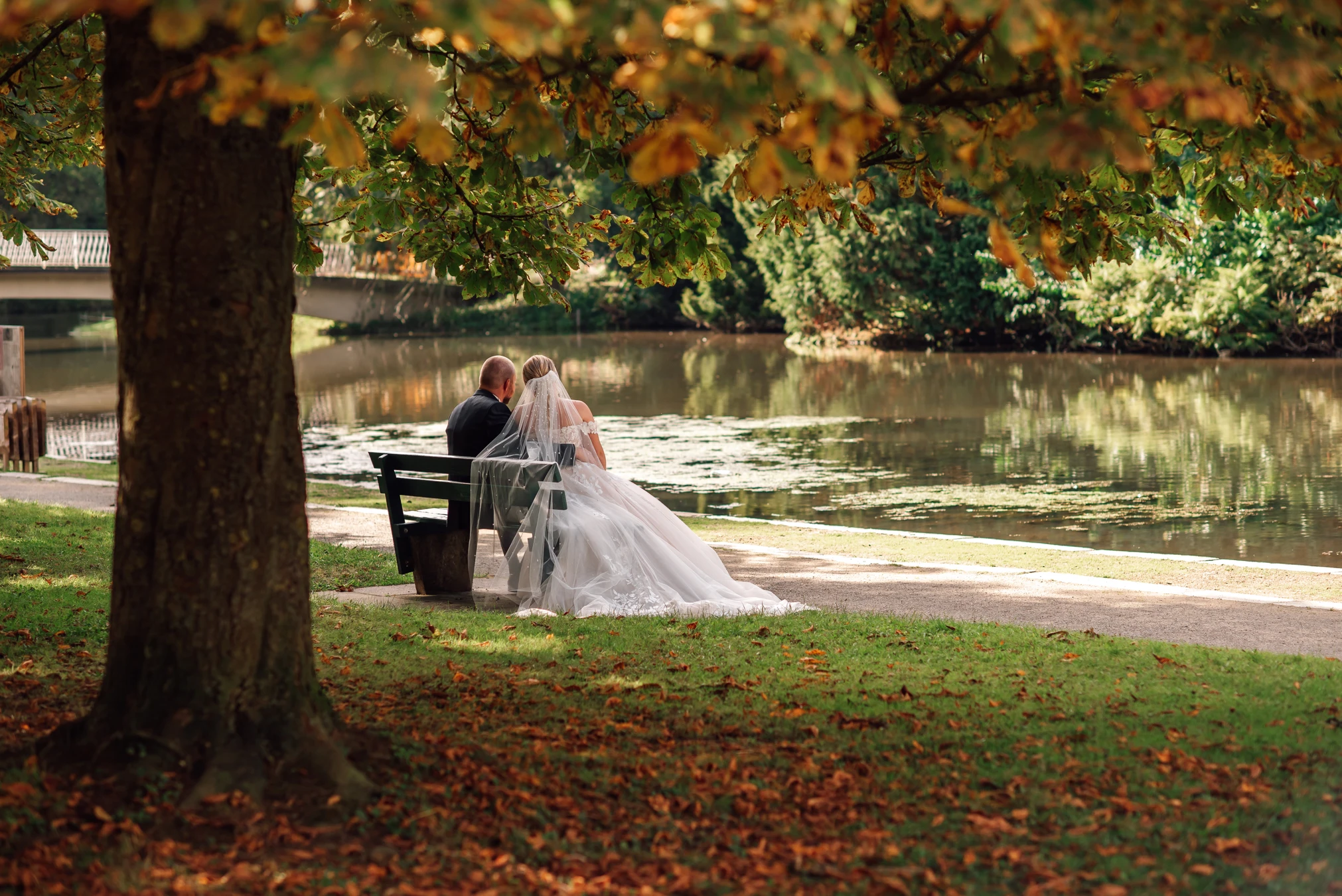 Brautpaar-Shooting auf der Blumeninsel Siebenbergen in der Karlsaue Kassel — Hochzeitsfotografie