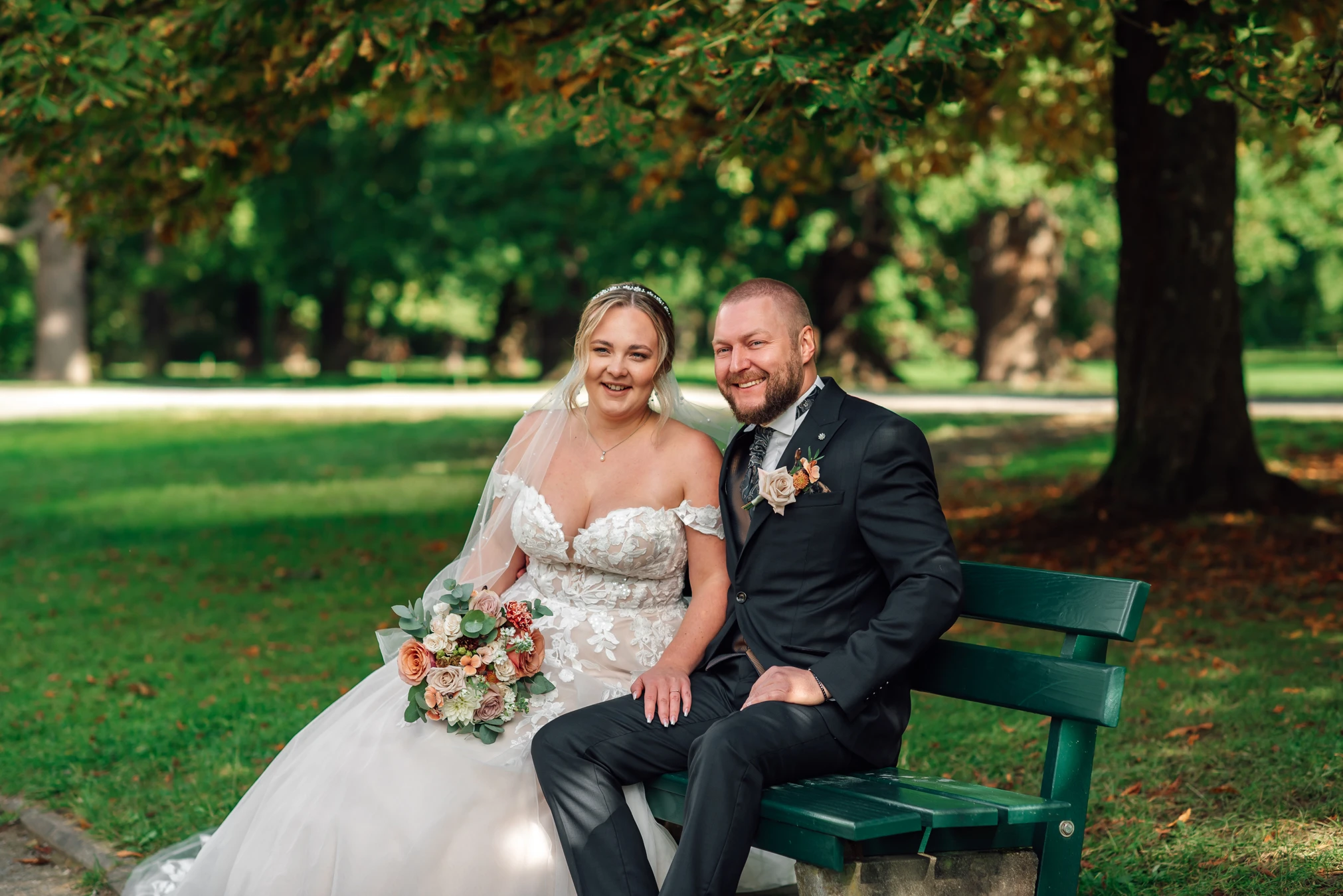 Brautpaar am Teich in Siebenbergen — Hängeweiden und stilles Wasser, Karlsaue Kassel