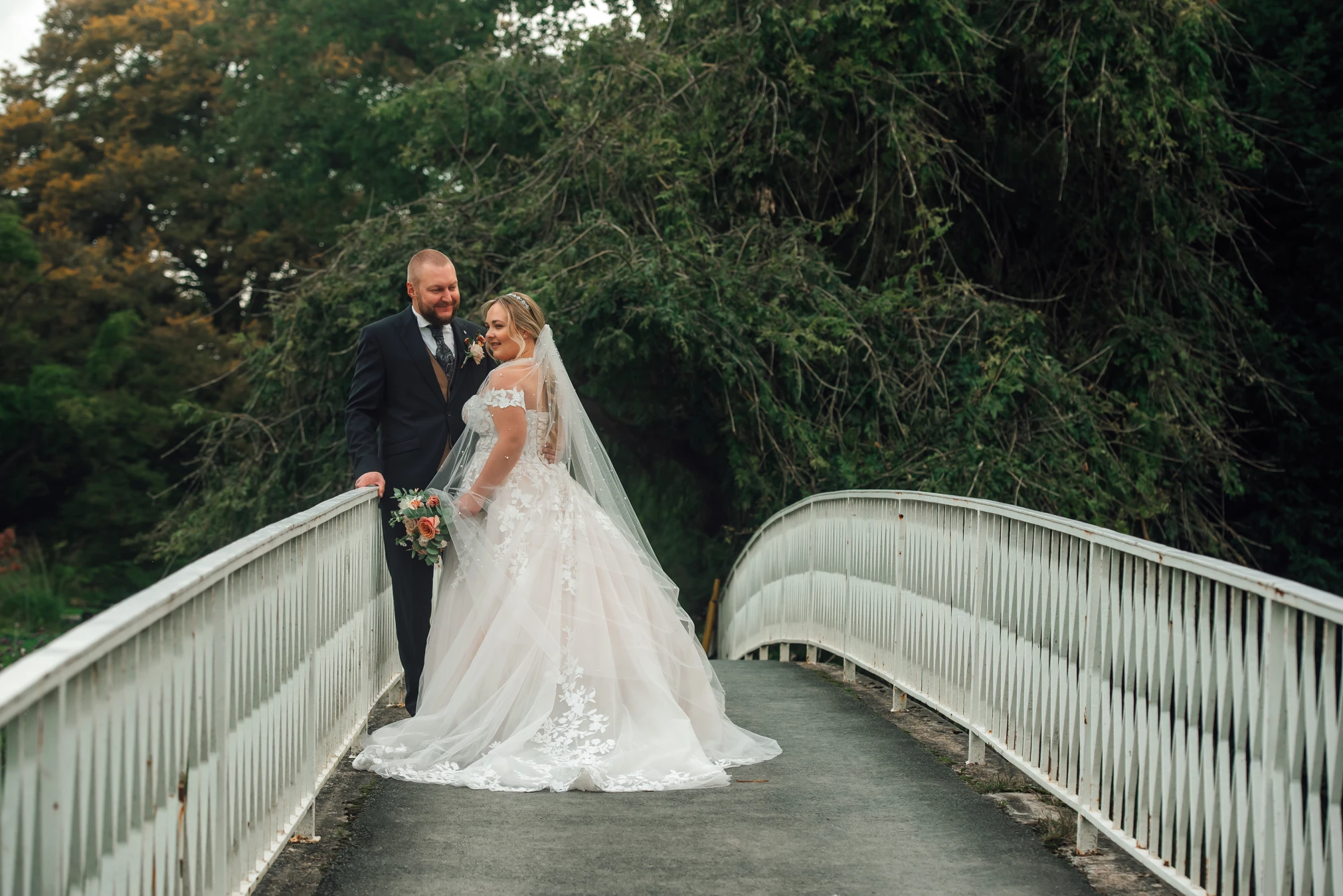 Braut und Bräutigam unter Hängeweiden — romantisches Shooting Siebenbergen