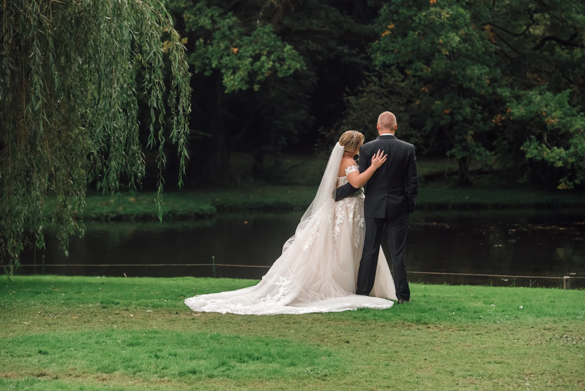 Brautpaar im Blütenmeer — Siebenbergen Karlsaue Kassel, Hochzeitsfotos