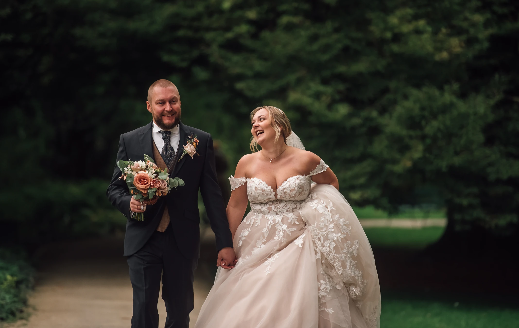 Brautpaar küsst sich — goldenes Licht auf der Blumeninsel Siebenbergen