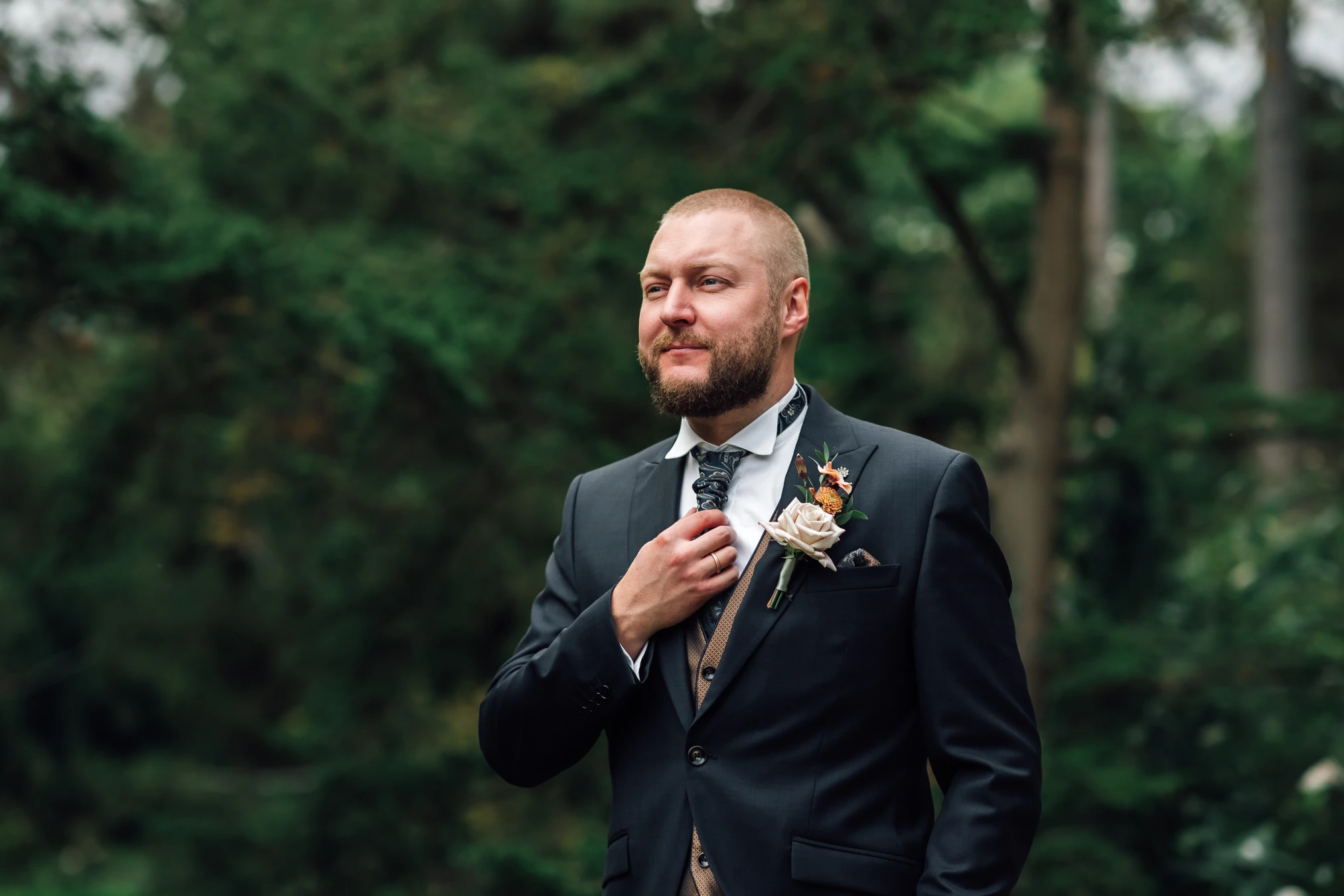 Brautpaar Hand in Hand — Brautpaar-Shooting Siebenbergen Kassel