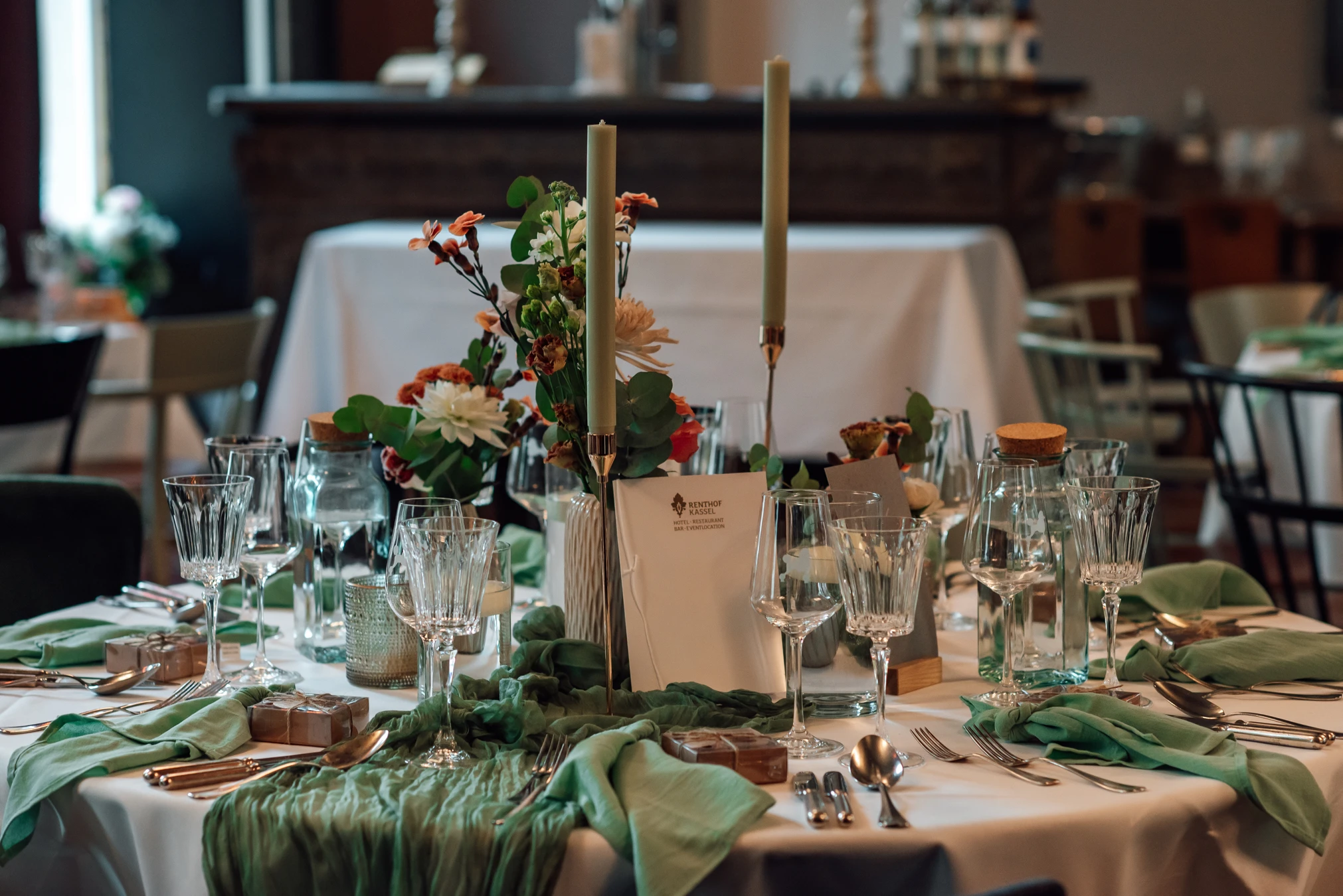 Hochzeitsgäste betreten den Renthof Kassel — Hochzeitsfeier in der historischen Location