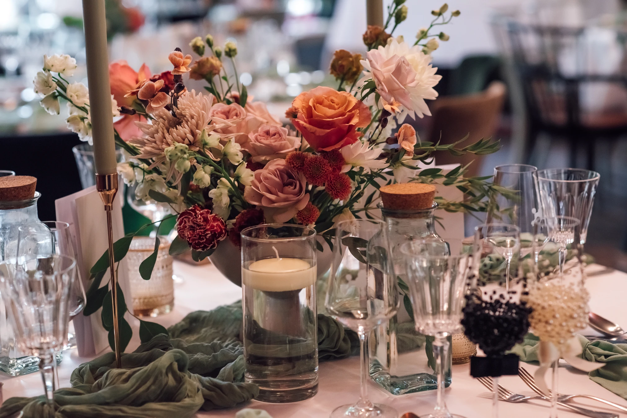 Eingang zum Renthof Kassel — Gäste strömen herein