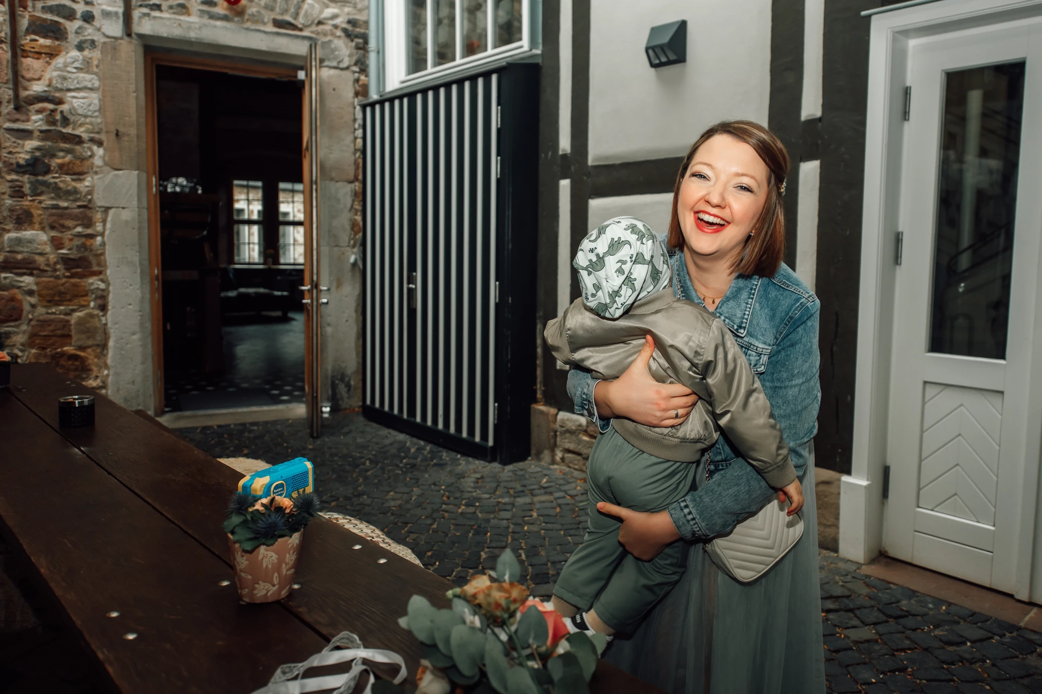 Gäste begrüßen das Brautpaar — Ankunft Renthof Kassel