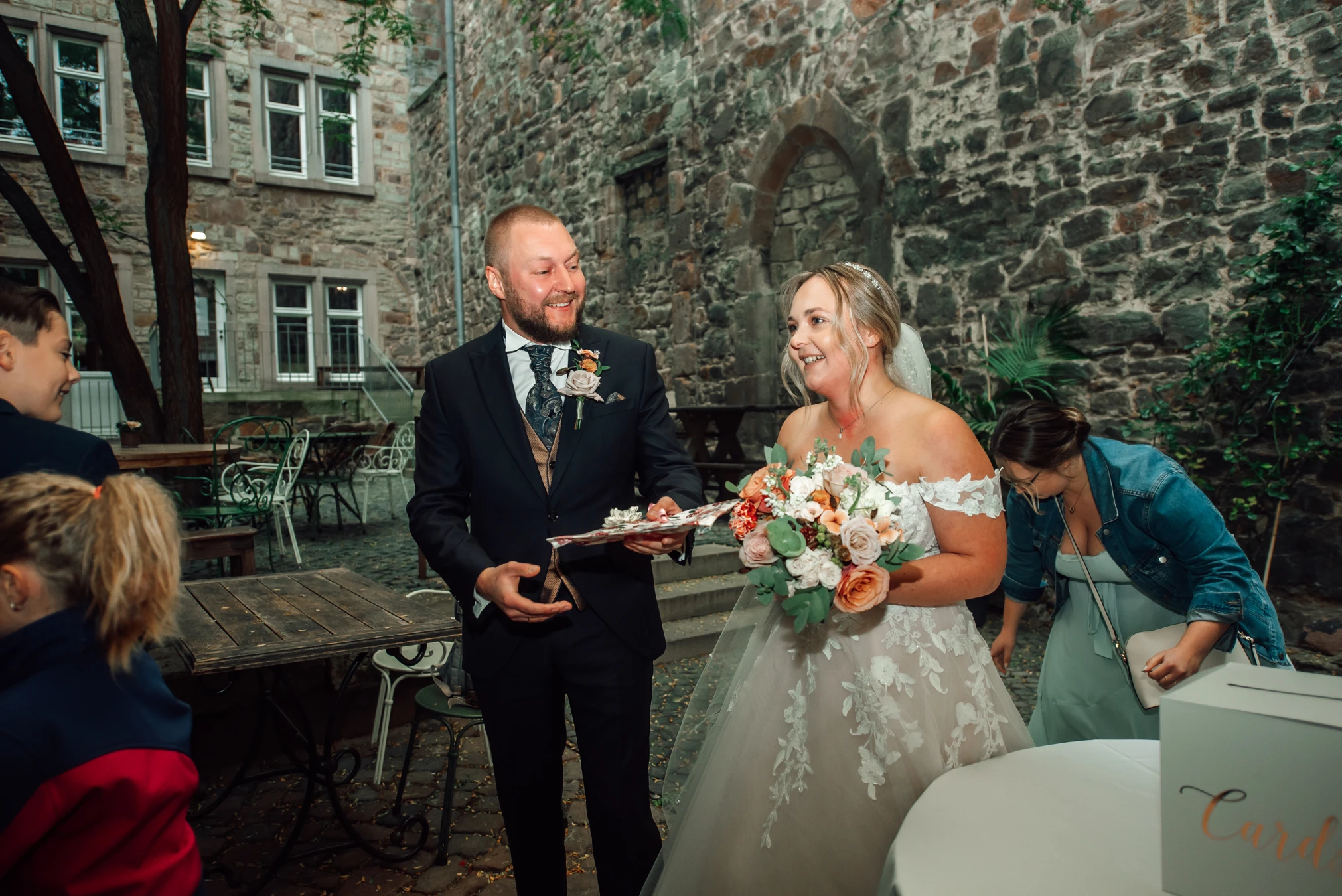 Brautpaar beim Einzug in den Renthof — Hochzeitsreportage Kassel