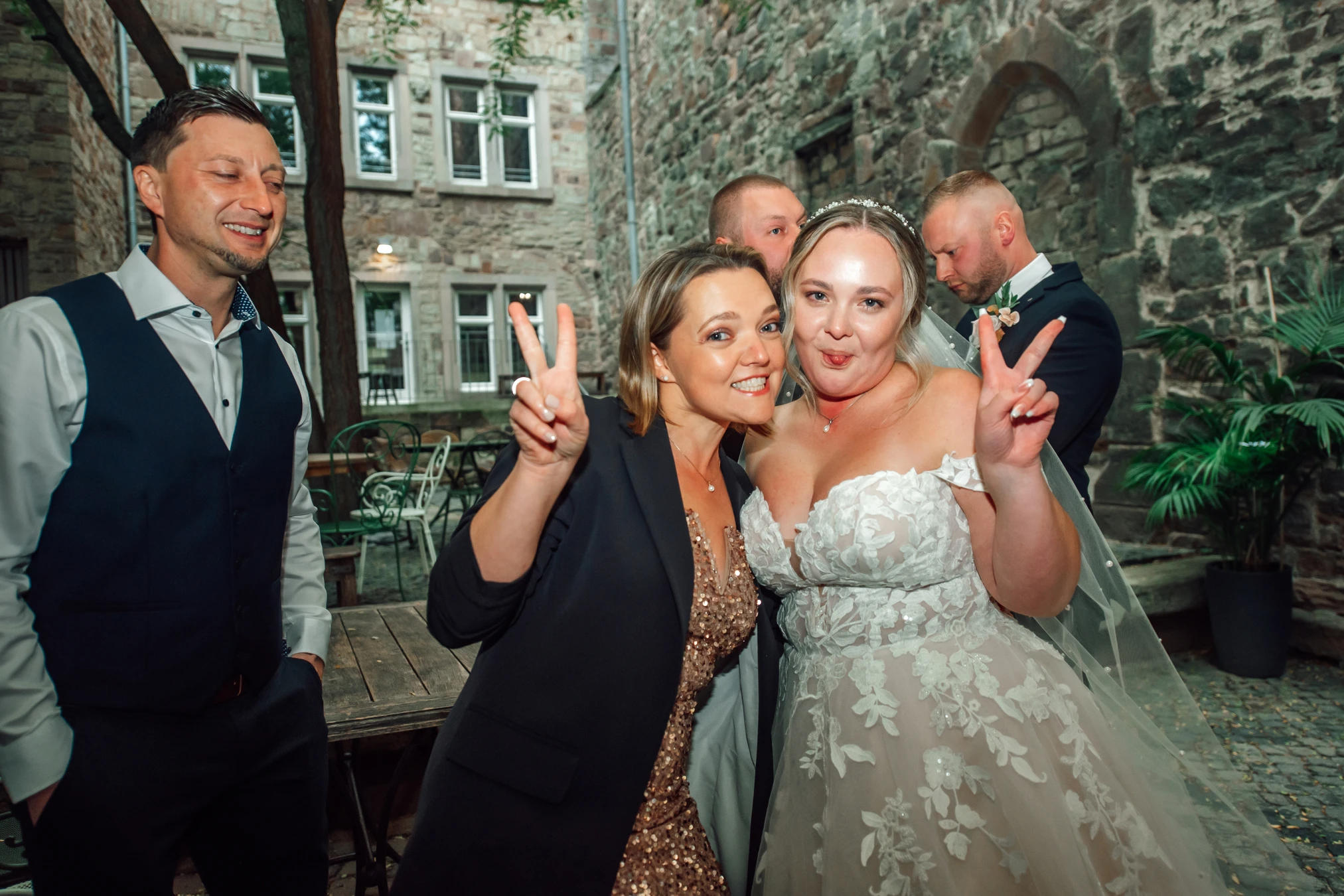 Gäste und Brautpaar im Renthof Kassel — historisches Gewölbe als Kulisse