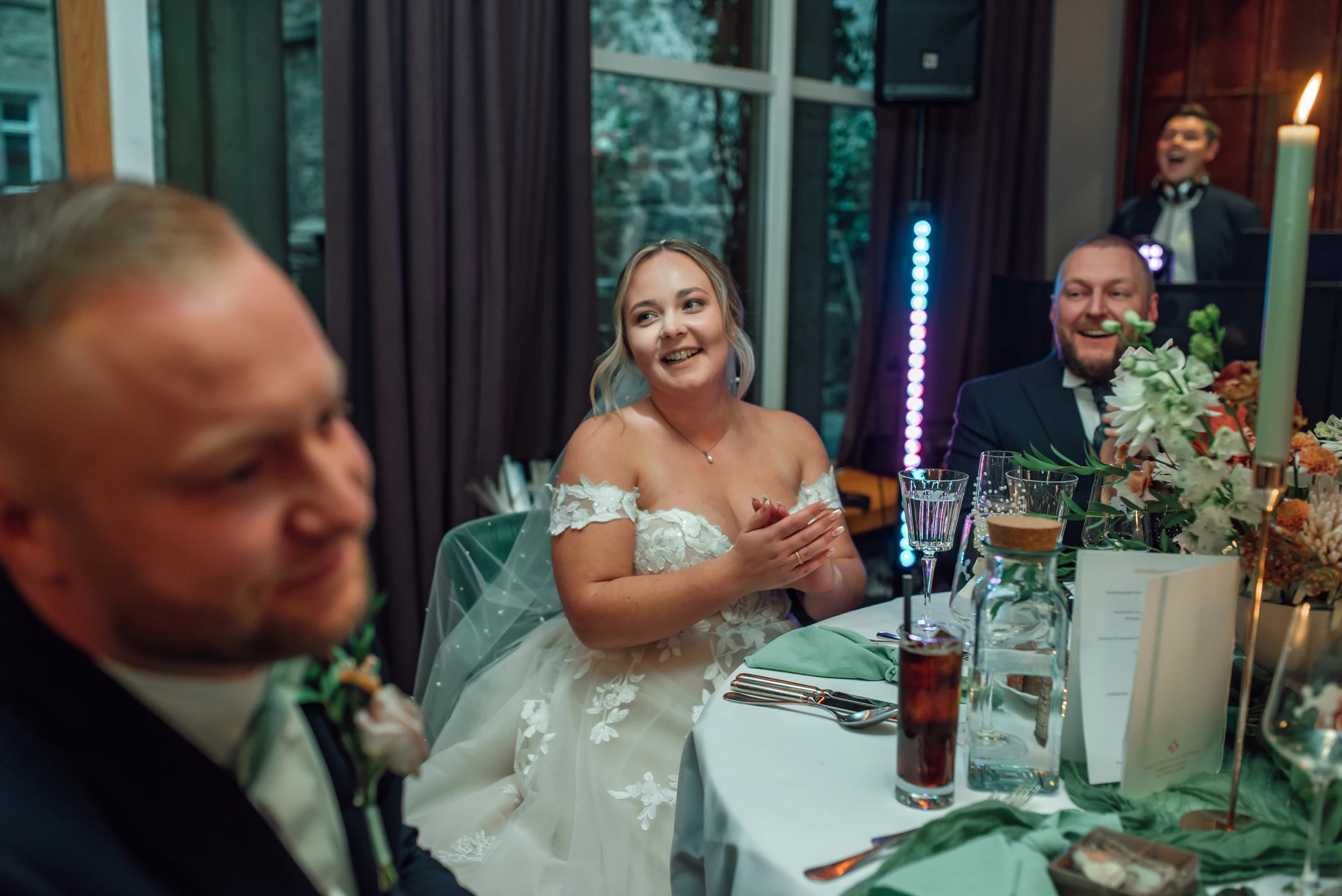 Hochzeitsessen im Renthof Kassel — festlich gedeckte Tafel im historischen Kirchengewölbe