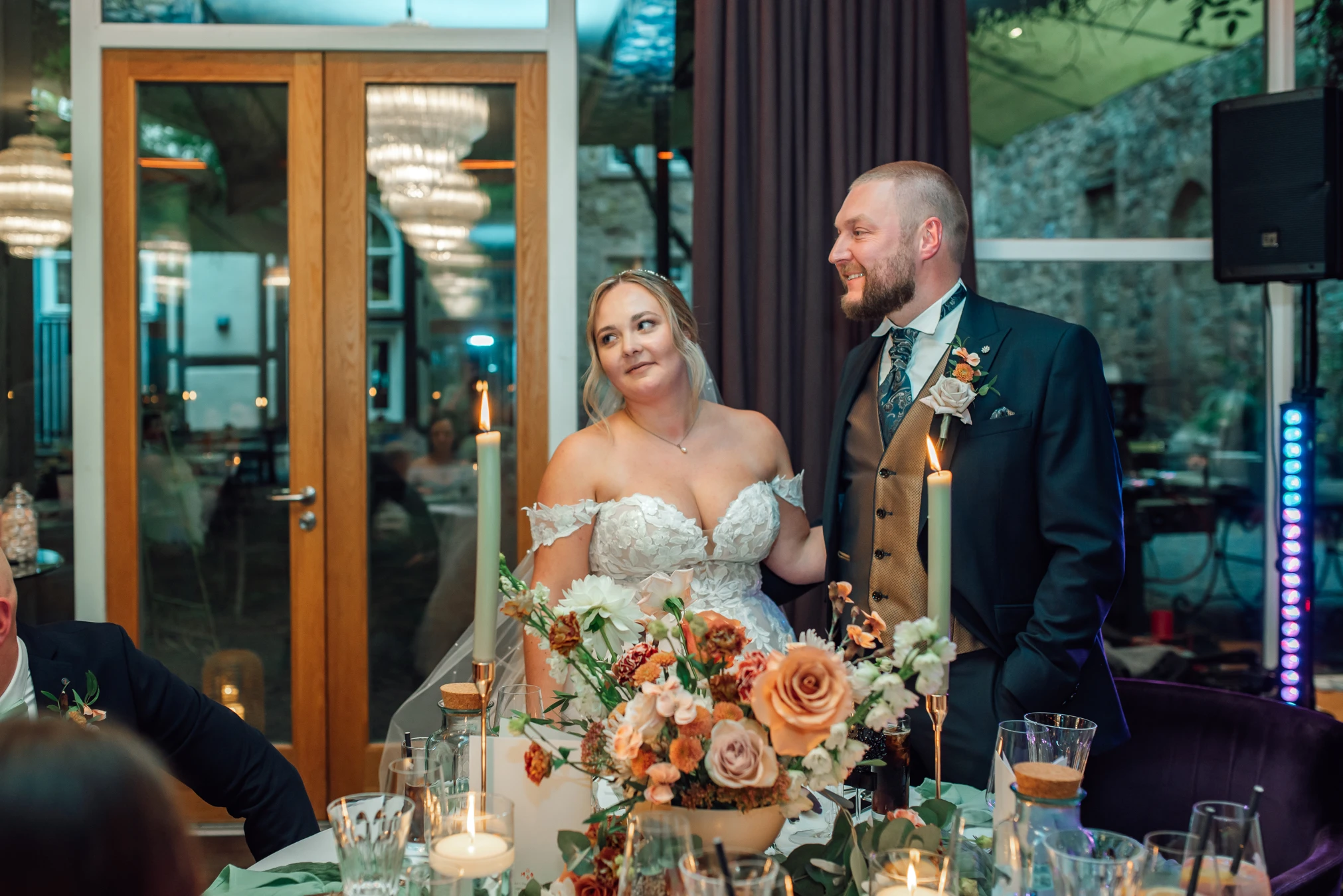 Gedeckte Tisch im Renthof Kassel — Hochzeitsdekoration im Kirchengewölbe