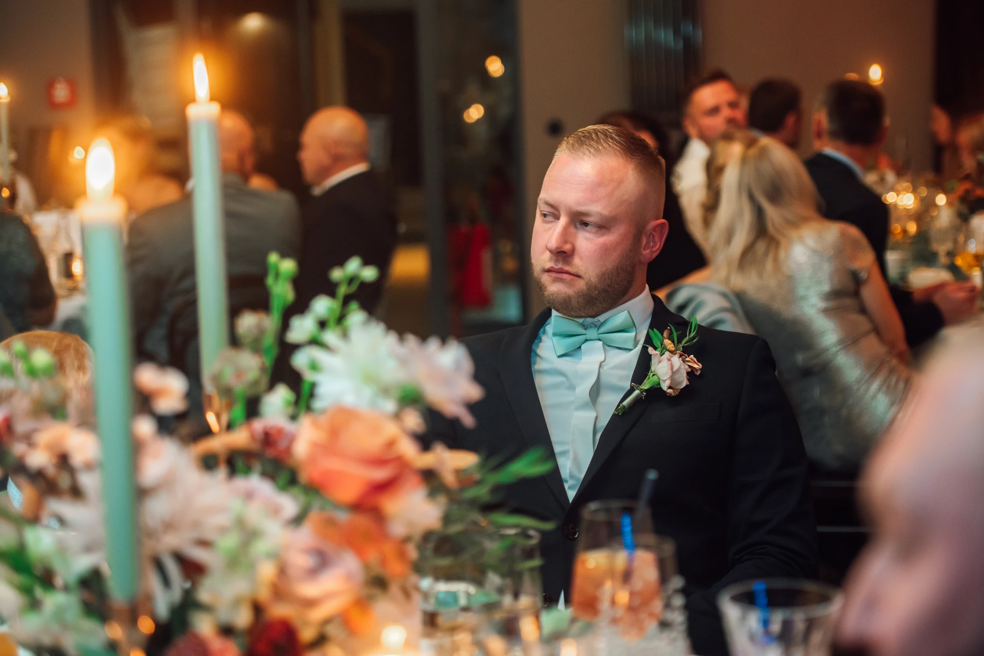 Hochzeitsrede — Gäste lauschen gespannt, Hochzeit Renthof Kassel