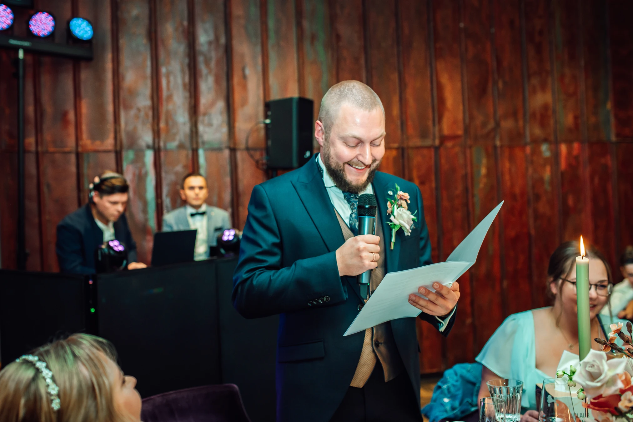 Stimmungsvolles Abendlicht im Renthof Kassel — Hochzeitsessen im Kirchengewölbe