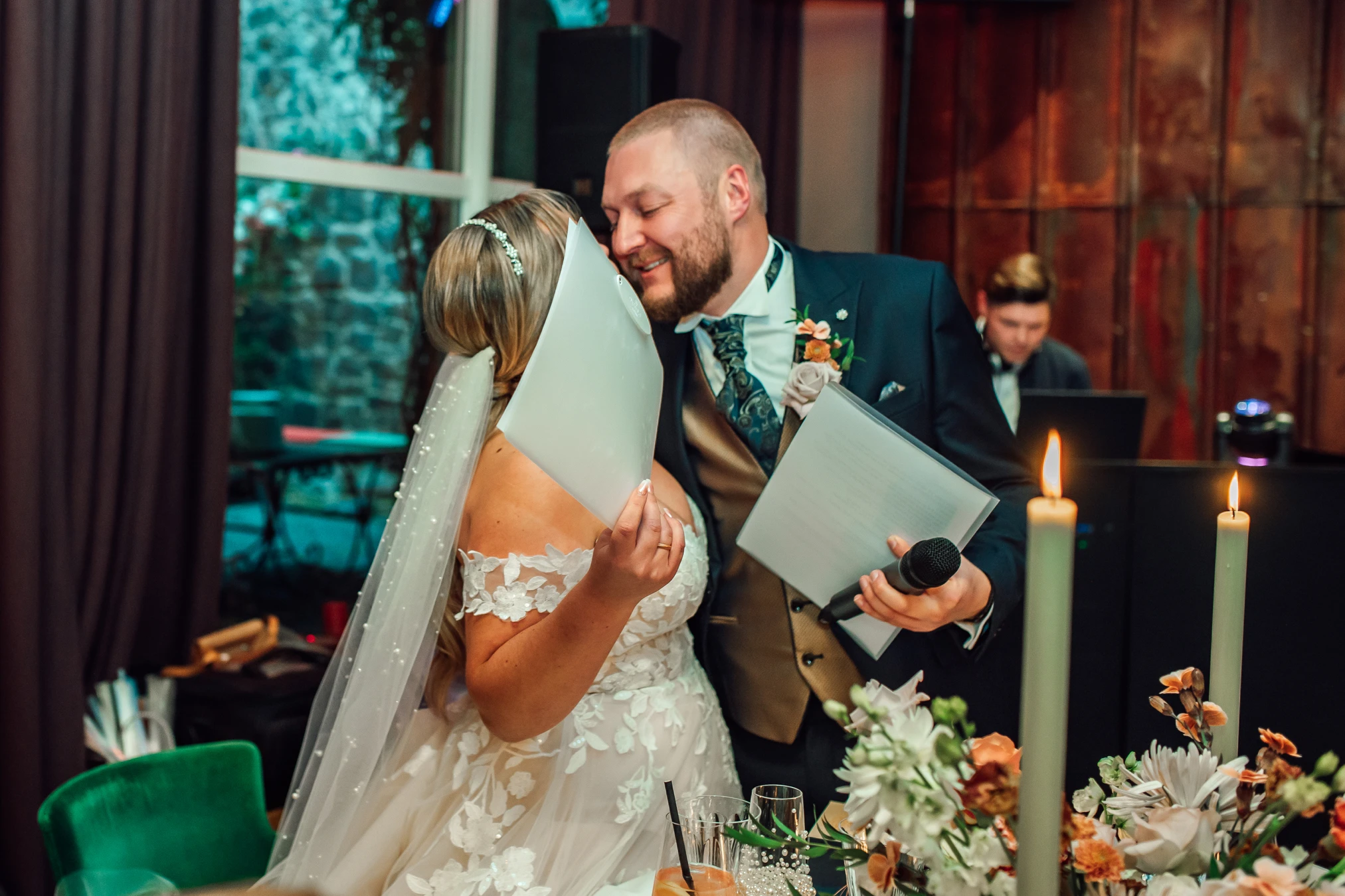 Gäste beim Hochzeitsessen — Hochzeitsfeier im historischen Renthof